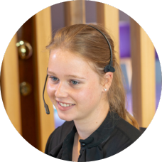 Showroom medewerker met headset