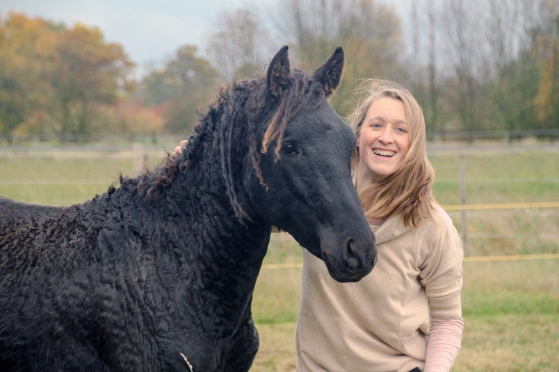 Wiebke Stelten mit einem Pferd