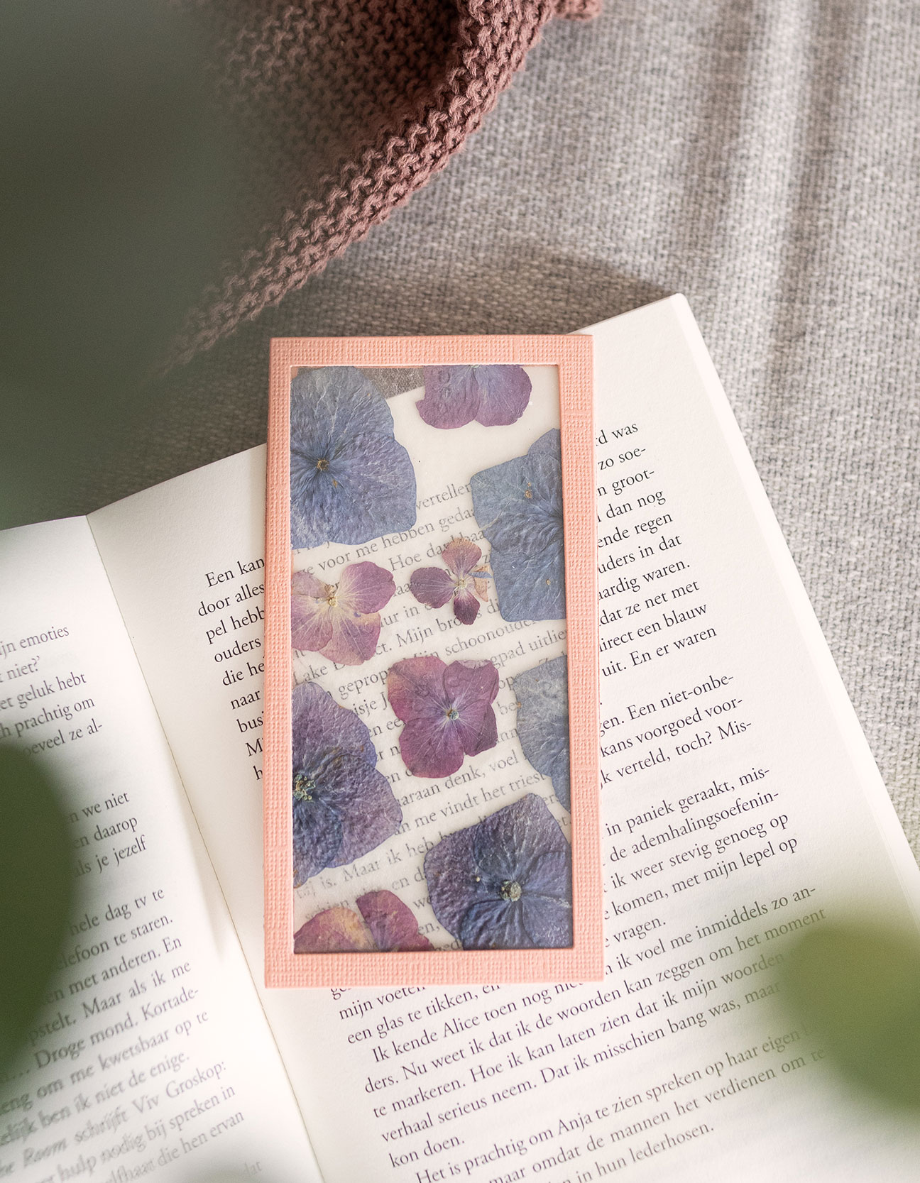 DIY: Realizzare un segnalibro in acetato con fiori secchi