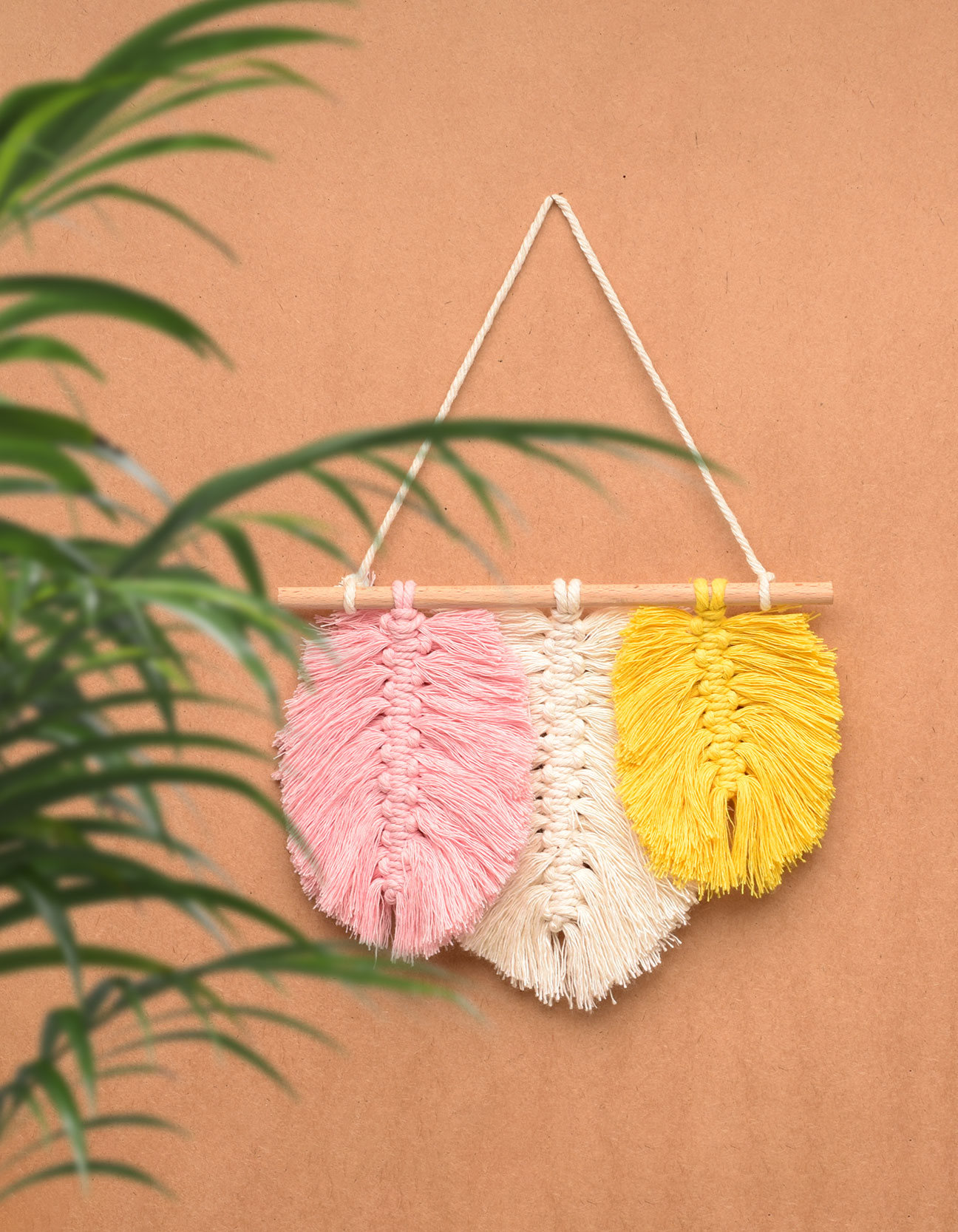 DIY : Réalisez un macramé mural avec des plumes colorées