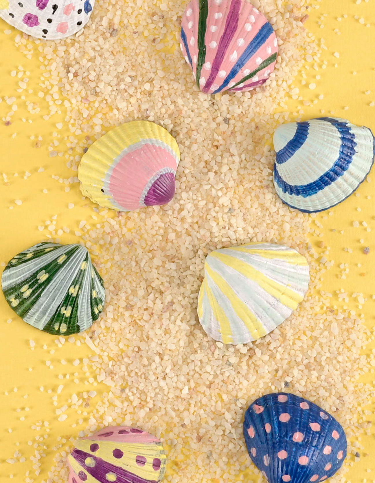 Summer DIY: Painting shells with acrylic markers