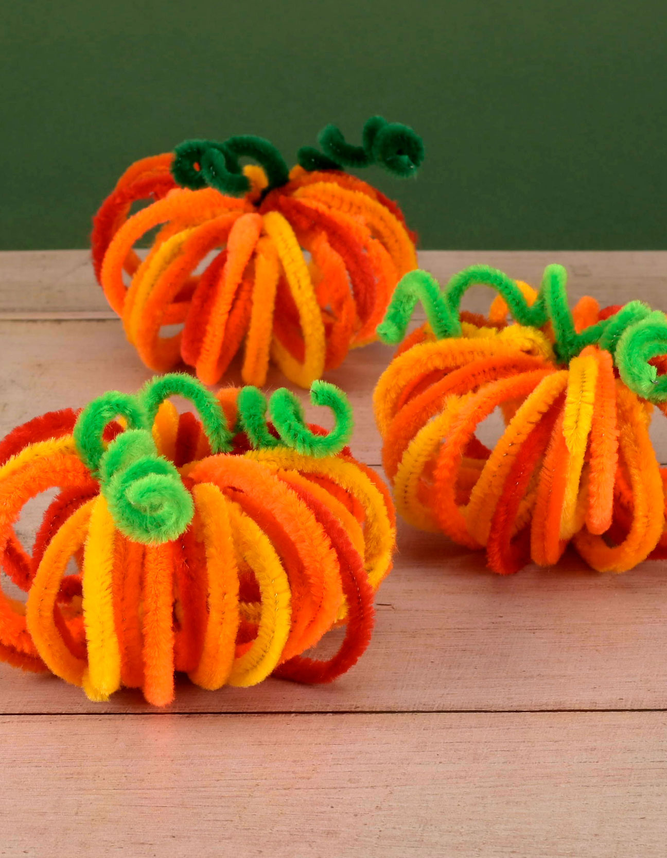 DIY per l’autunno e Halloween: Zucche con scovolini
