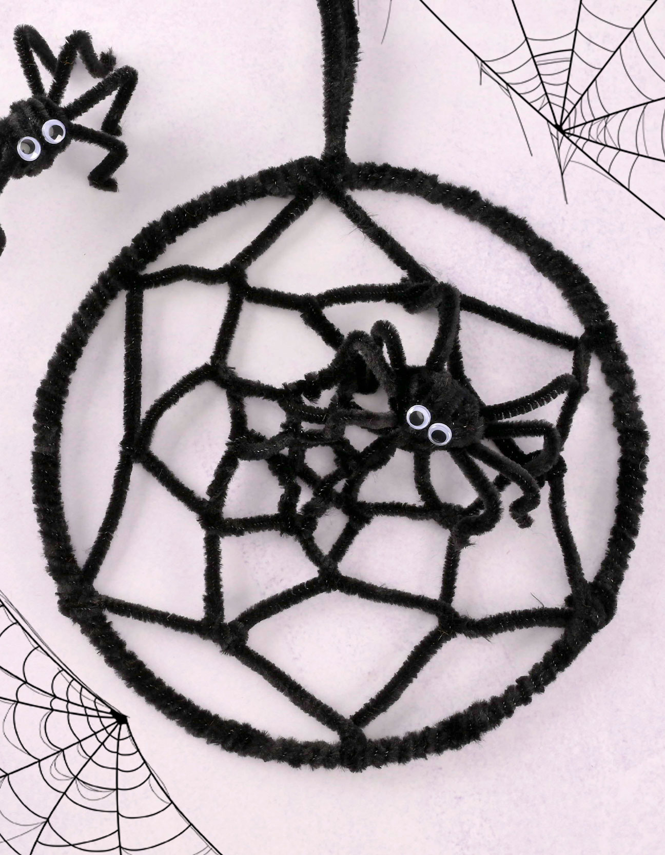 Halloween DIY: Spinnennetz basteln für Halloween mit Pfeifenreinigern