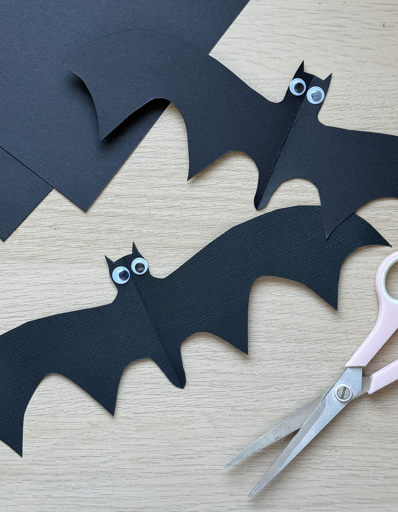 Manualidades para Halloween: Murciélagos con papel negro