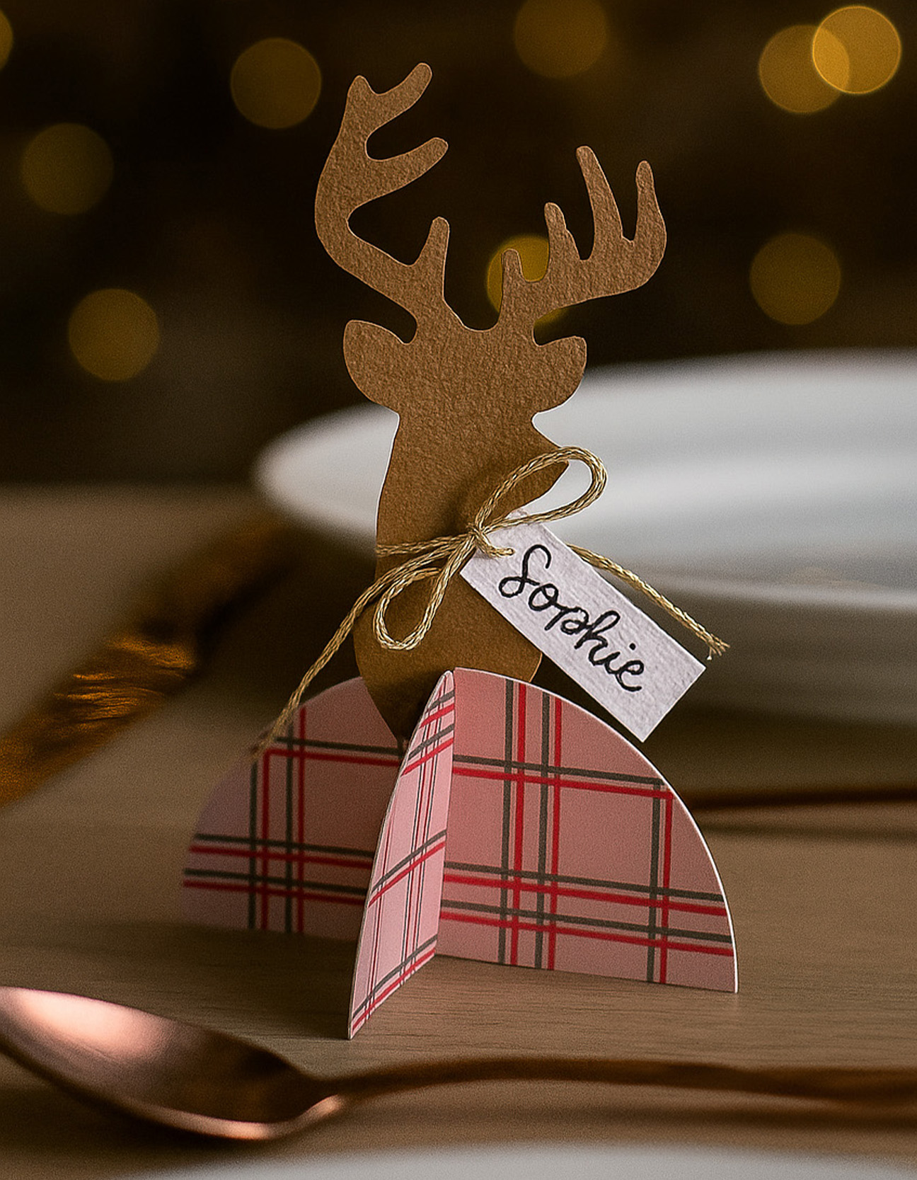Carte de nom renne terminée en papier et ficelle – une adorable décoration de table de Noël faite main.
