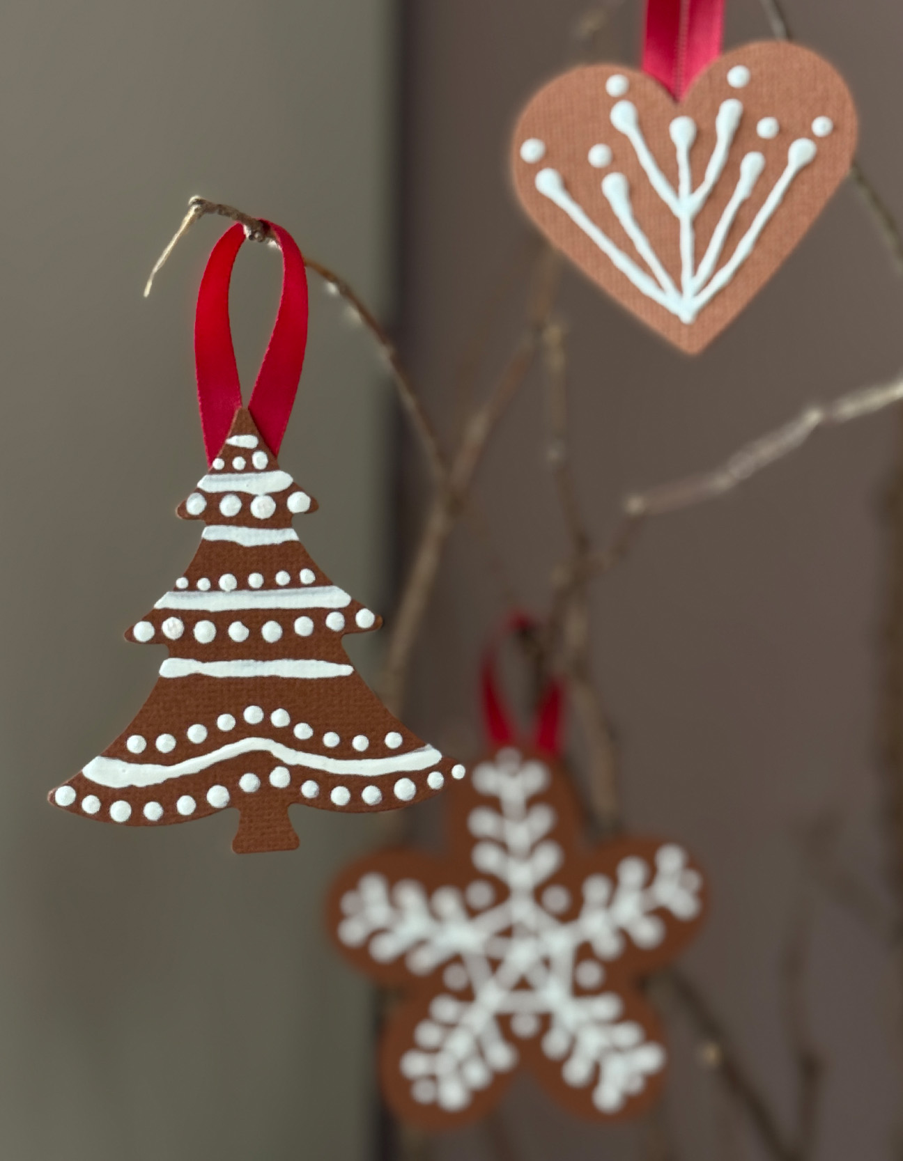 Handgemachte Lebkuchen-Weihnachtsanhänger mit 3D-Farbe und rotem Band.