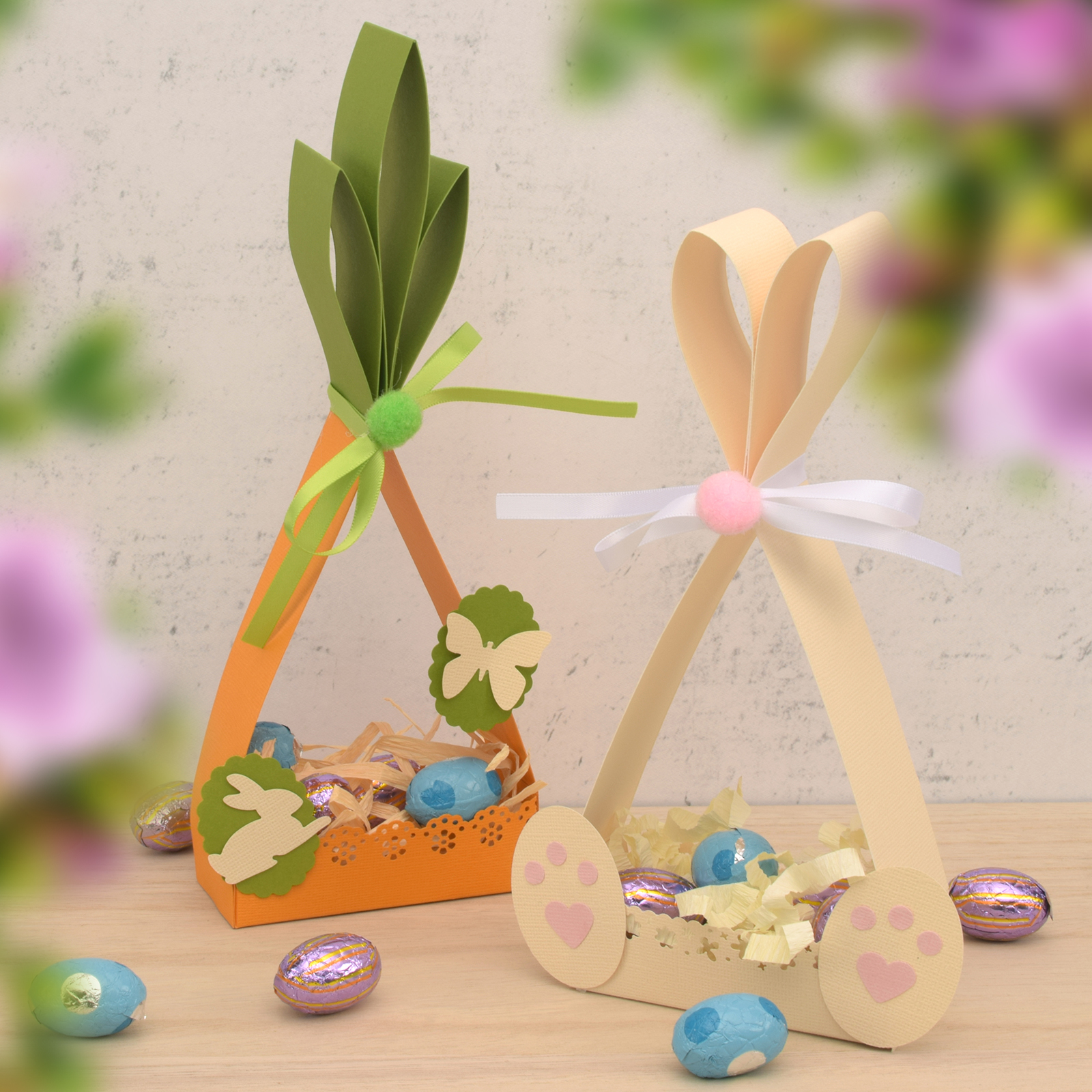 Paniers de Pâques en forme de lapin, décorés et remplis de petits œufs.