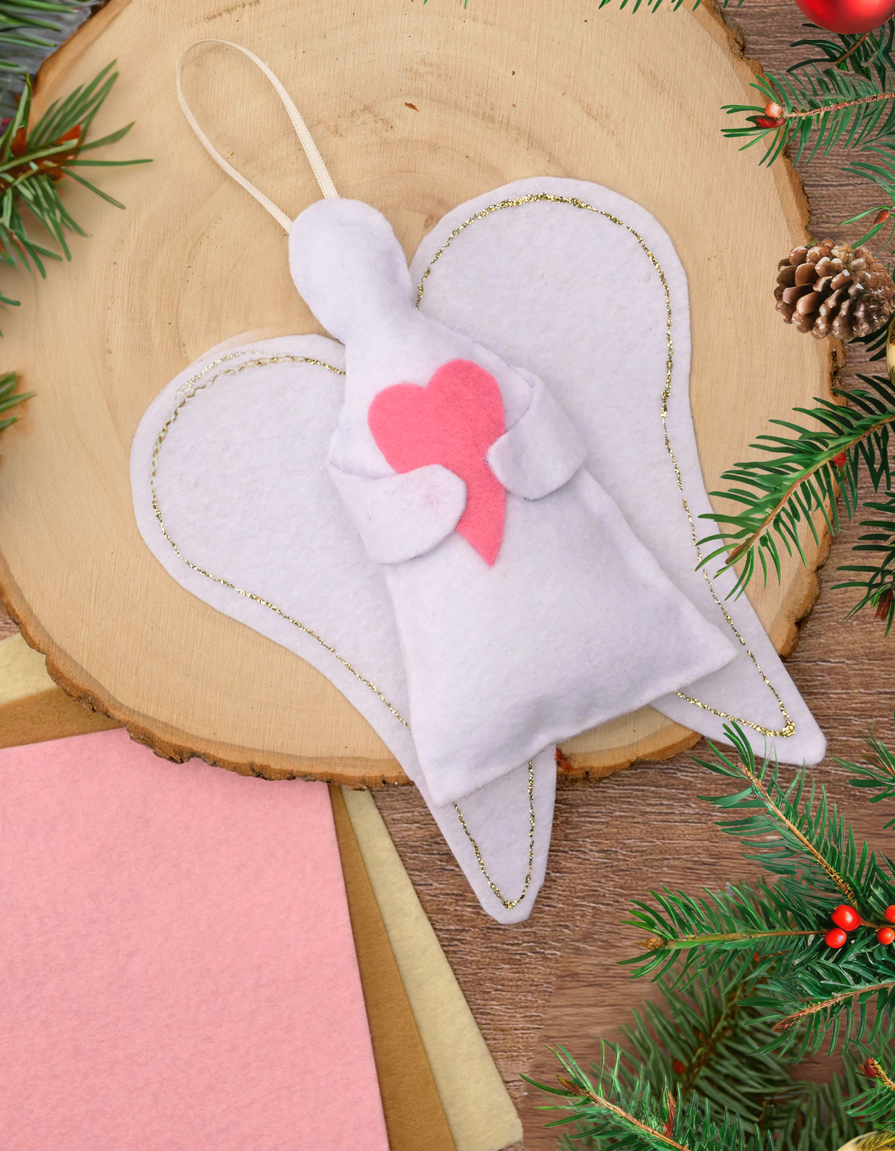 Ángel navideño de fieltro terminado, con corazón y detalles de purpurina, listo para colgar.