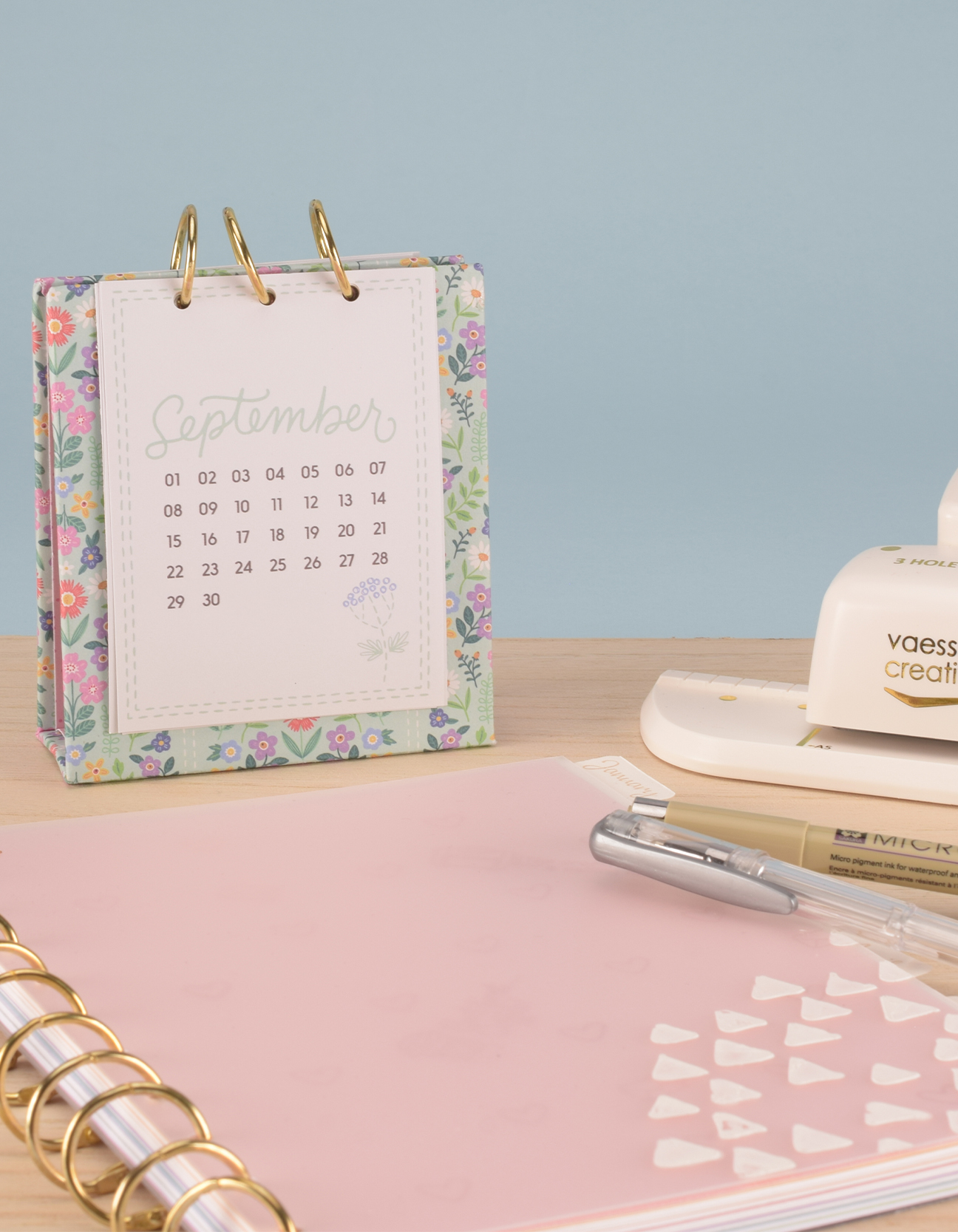 Mini calendrier de bureau DIY terminé, réalisé en papier décoratif et posé sur un bureau