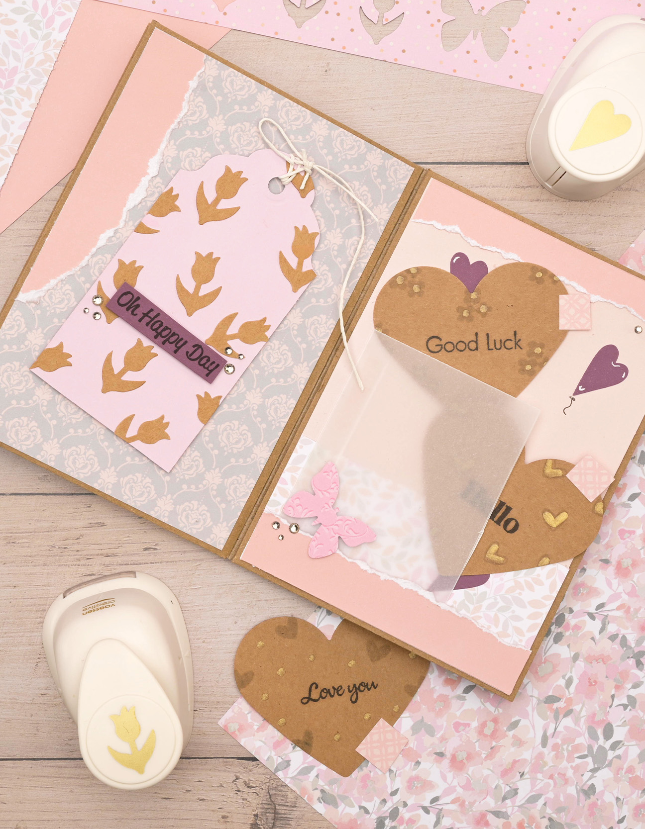 Afgewerkt DIY enveloppenalbum met versierde pagina’s, vakjes en persoonlijke details.