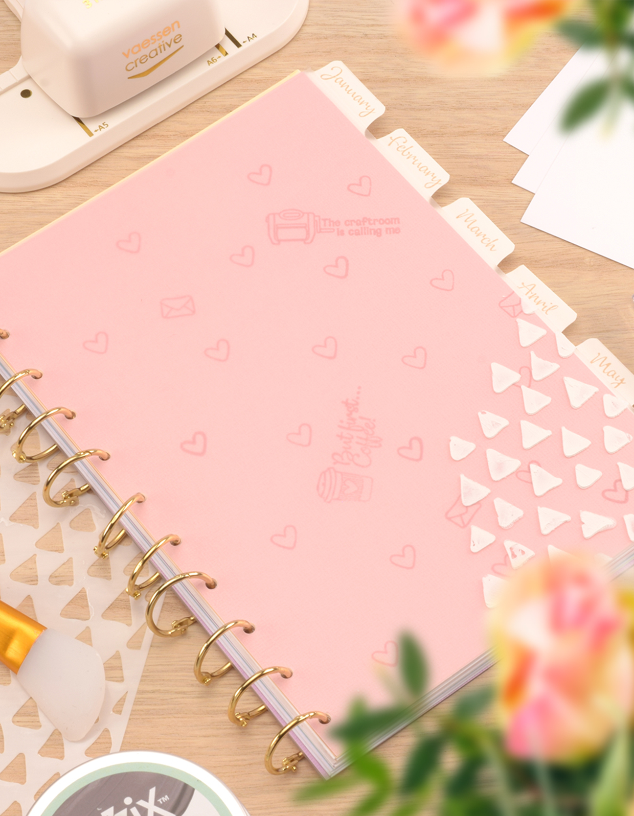 Fertiger DIY-Planer mit Pastellseiten, Monats-Tabs und strukturierten Details.