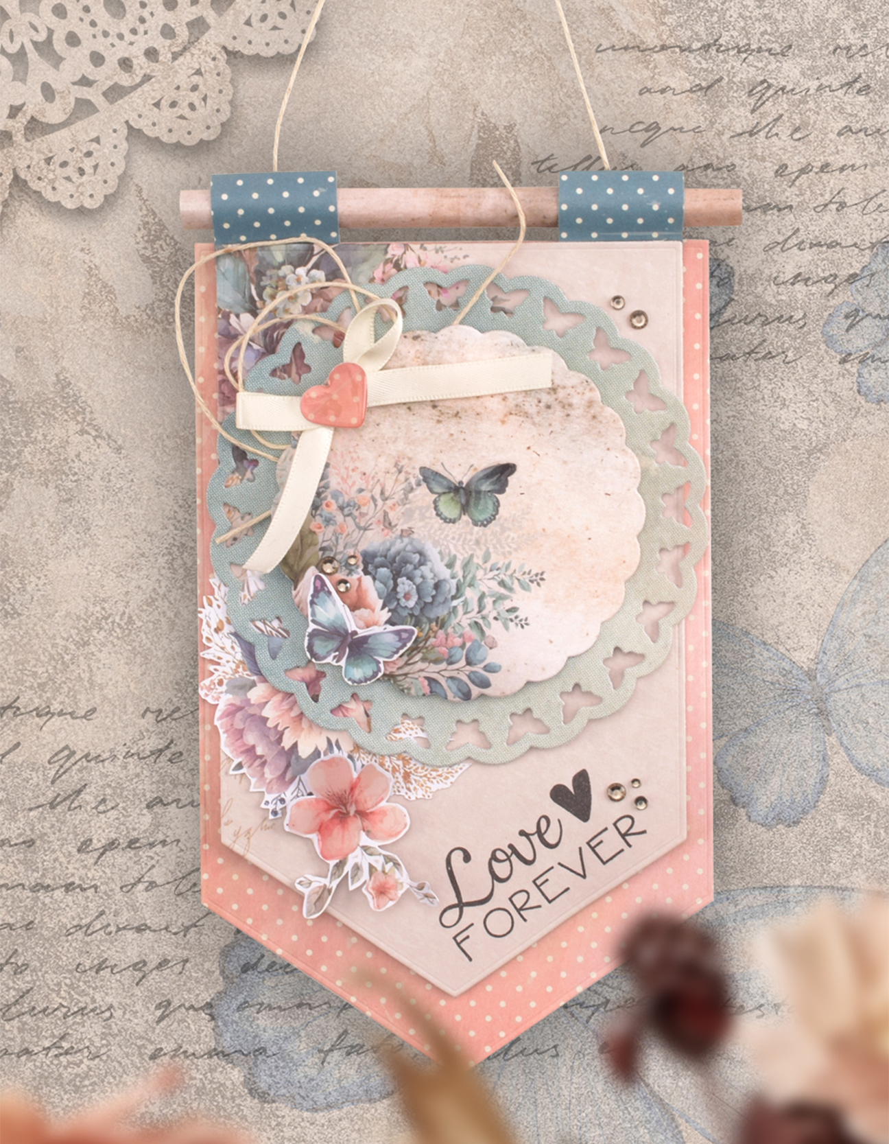 Fertiger romantischer Papierwandhänger mit floralen Details, Schmetterlingen und Pastelltönen