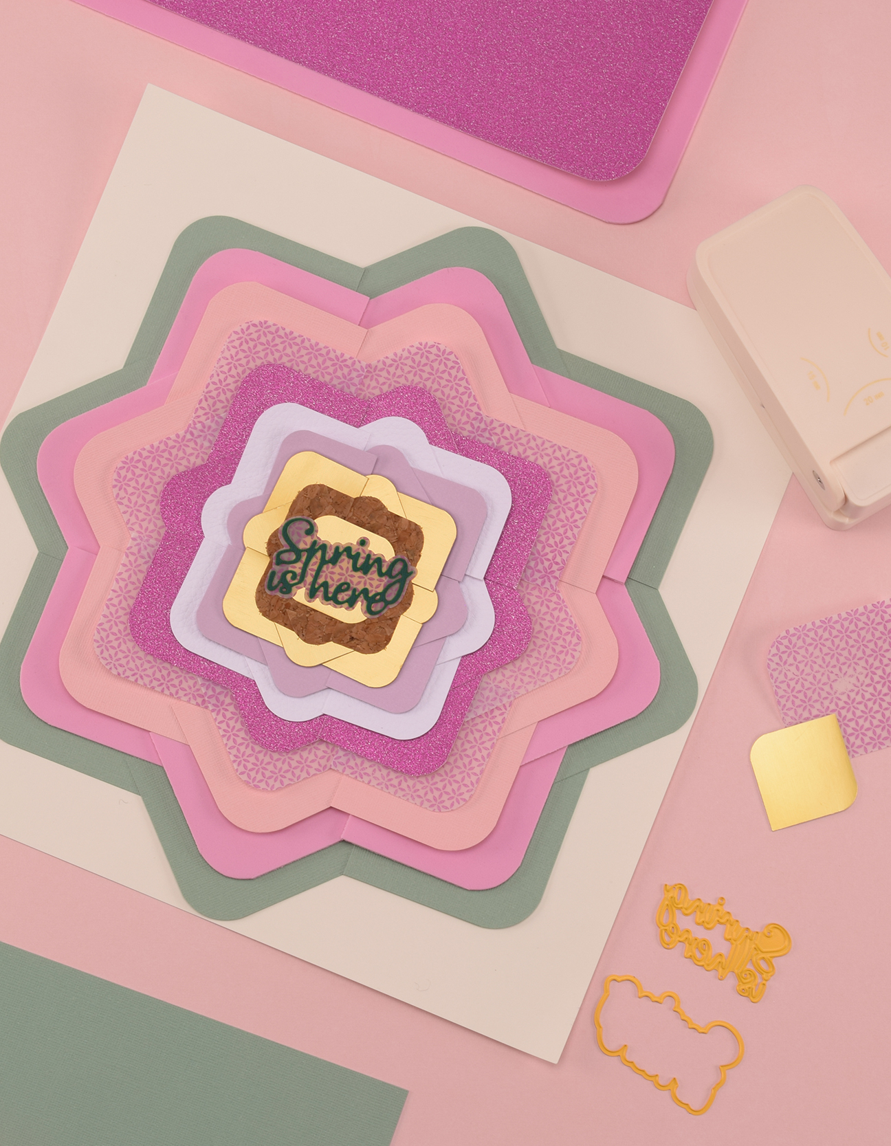 Pagina scrapbook completata con forme di carta stratificate e testo a tema primaverile