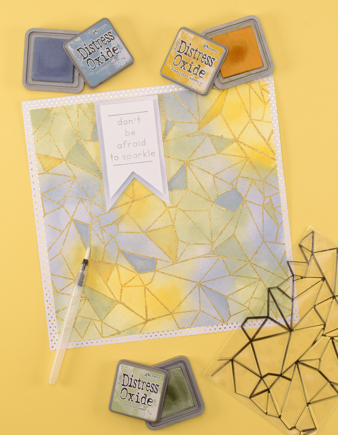 Layout DIY terminado con patrón gráfico embossing dorado, colores suaves y banner de texto estampado.