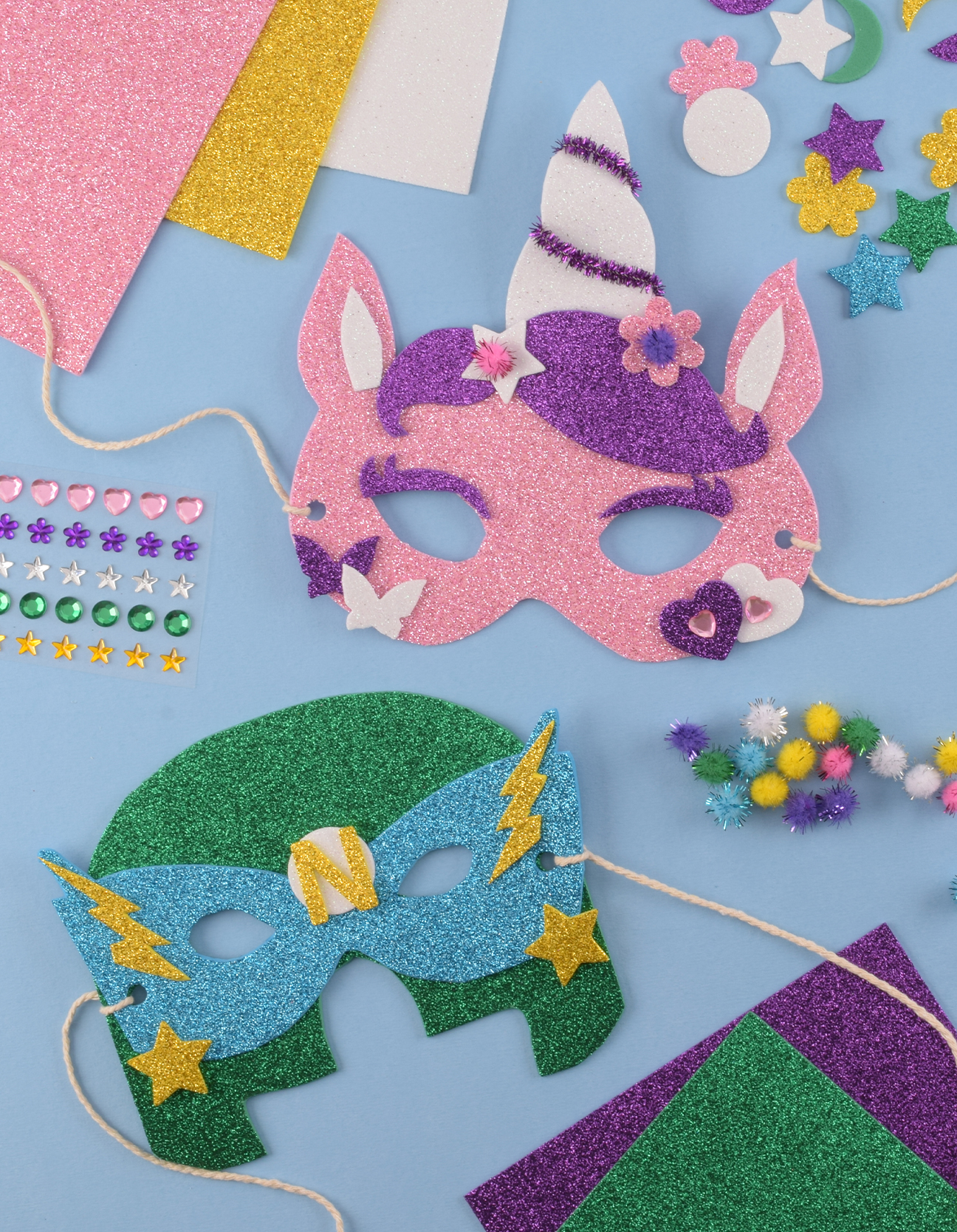 Masques licorne et super-héros finalisés en mousse pailletée colorée, prêts à être portés.