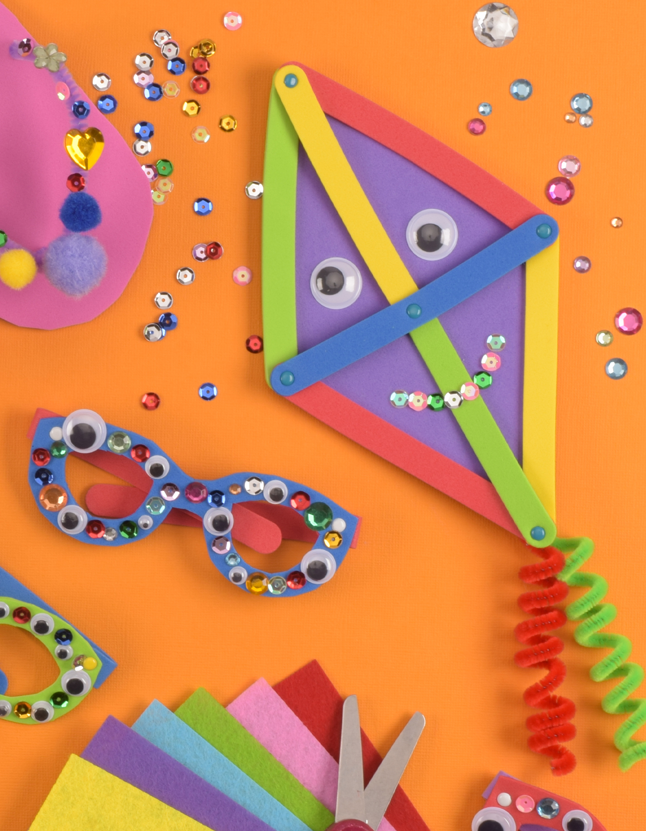 Cerf-volant en mousse terminé, décoré avec des yeux, paillettes et spirales