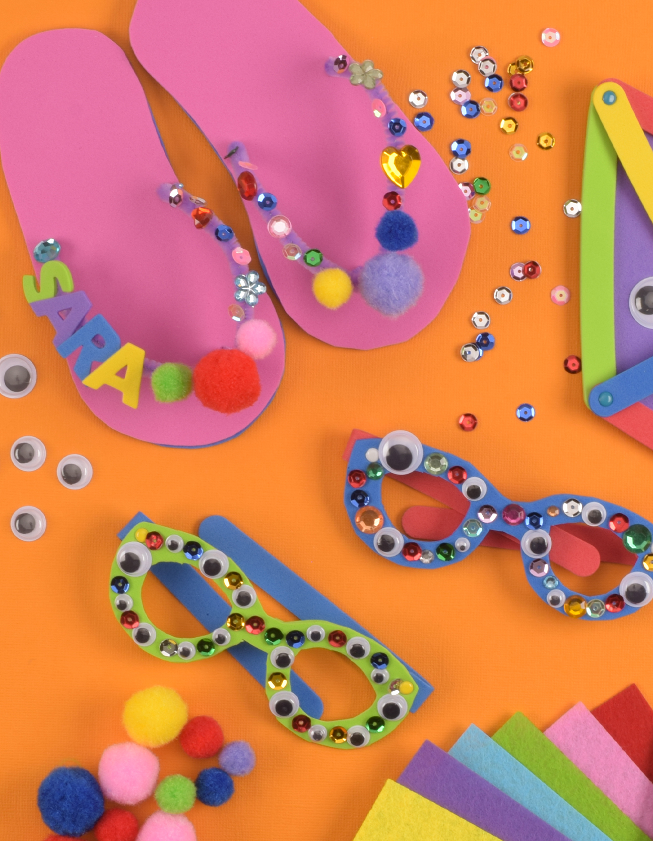 Fertige, bunt dekorierte Flip-Flops aus Moosgummi und Bastelmaterial