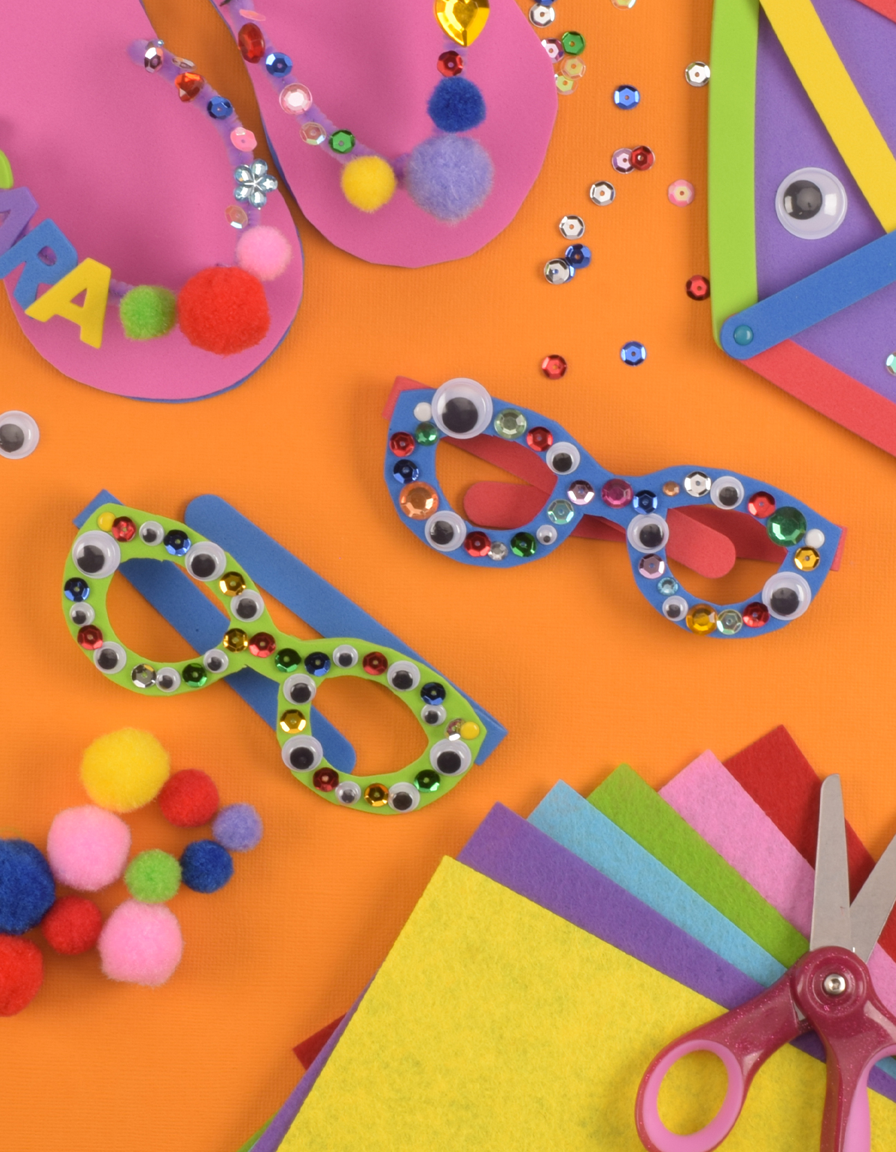 Gafas de goma eva terminadas y decoradas con lentejuelas y ojos móviles