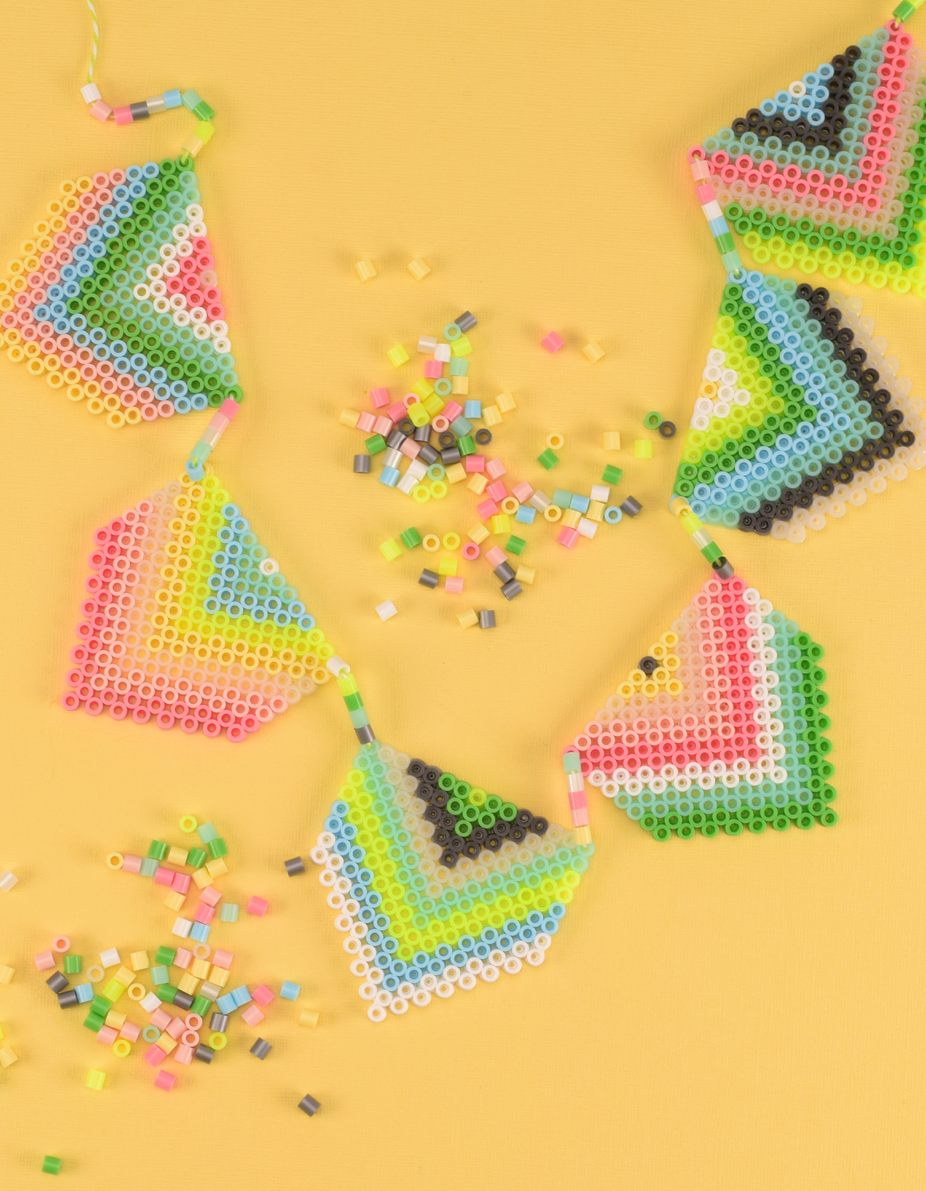 Fertige bunte Bügelperlen-Girlande mit dreieckigen Flaggen