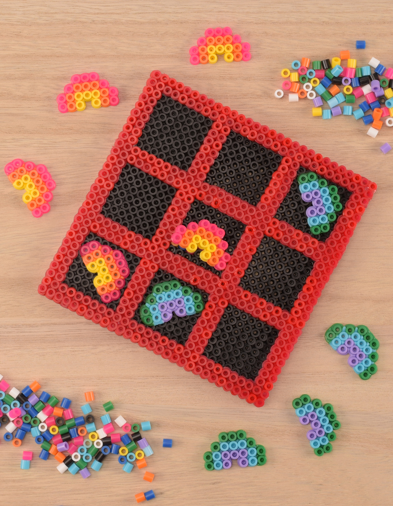 Gioco del tris finito realizzato con perline da stirare e pedine colorate.