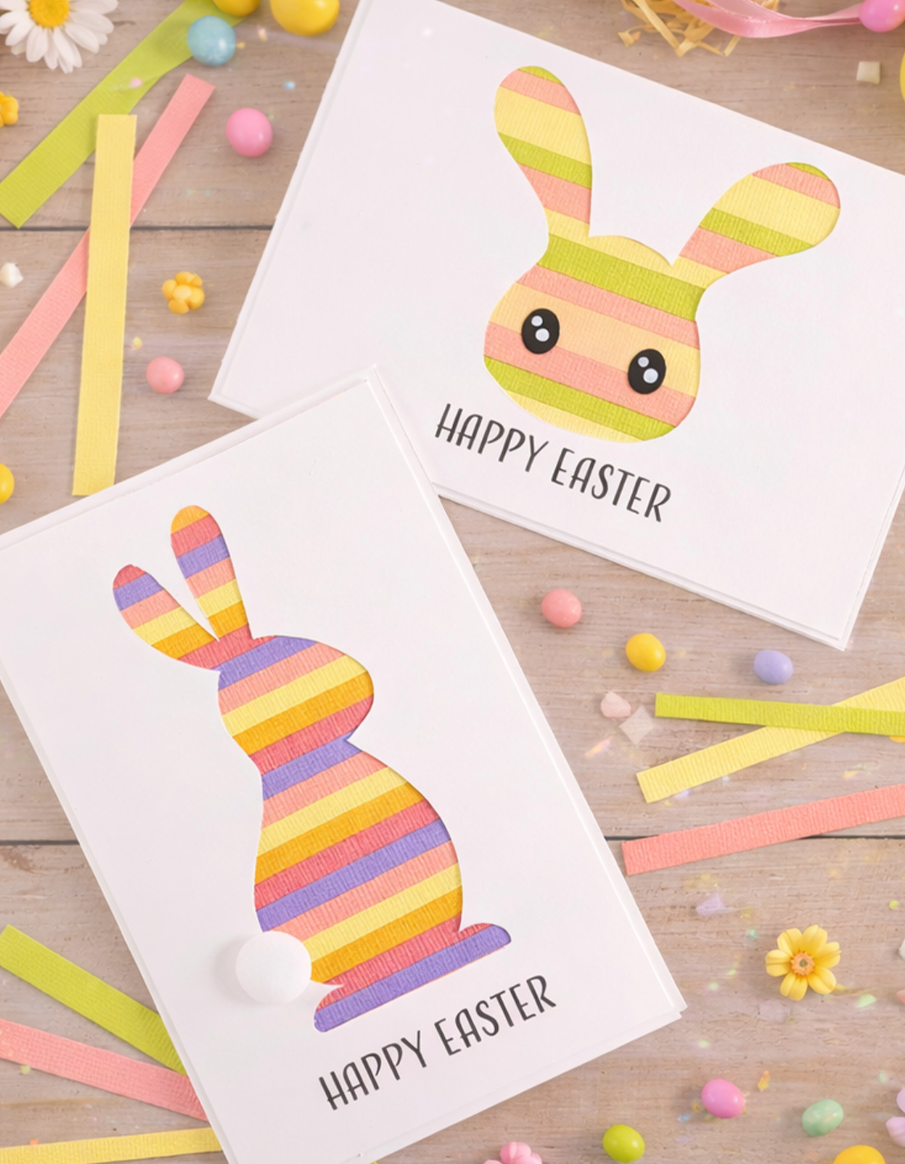 Vrolijke Paaskaarten met kleurrijke konijntjes van papier, “Happy Easter” ontwerp, inspiratie met pastelreepjes en decoratie