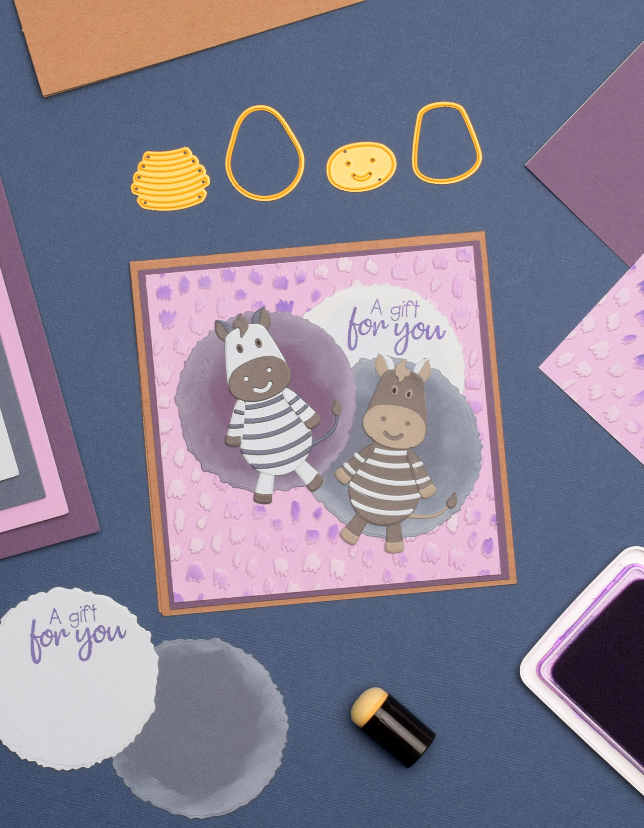 Eindresultaat van een zelfgemaakte kaart met schattige zebra’s, embossing en gestempelde tekst