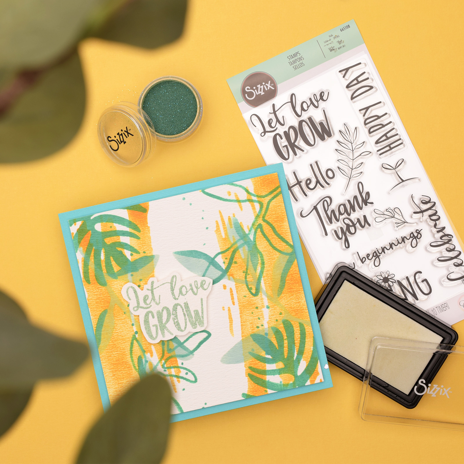 Carta finita Sizzix con stencil stratificati, scritta embossata e sfondo botanico