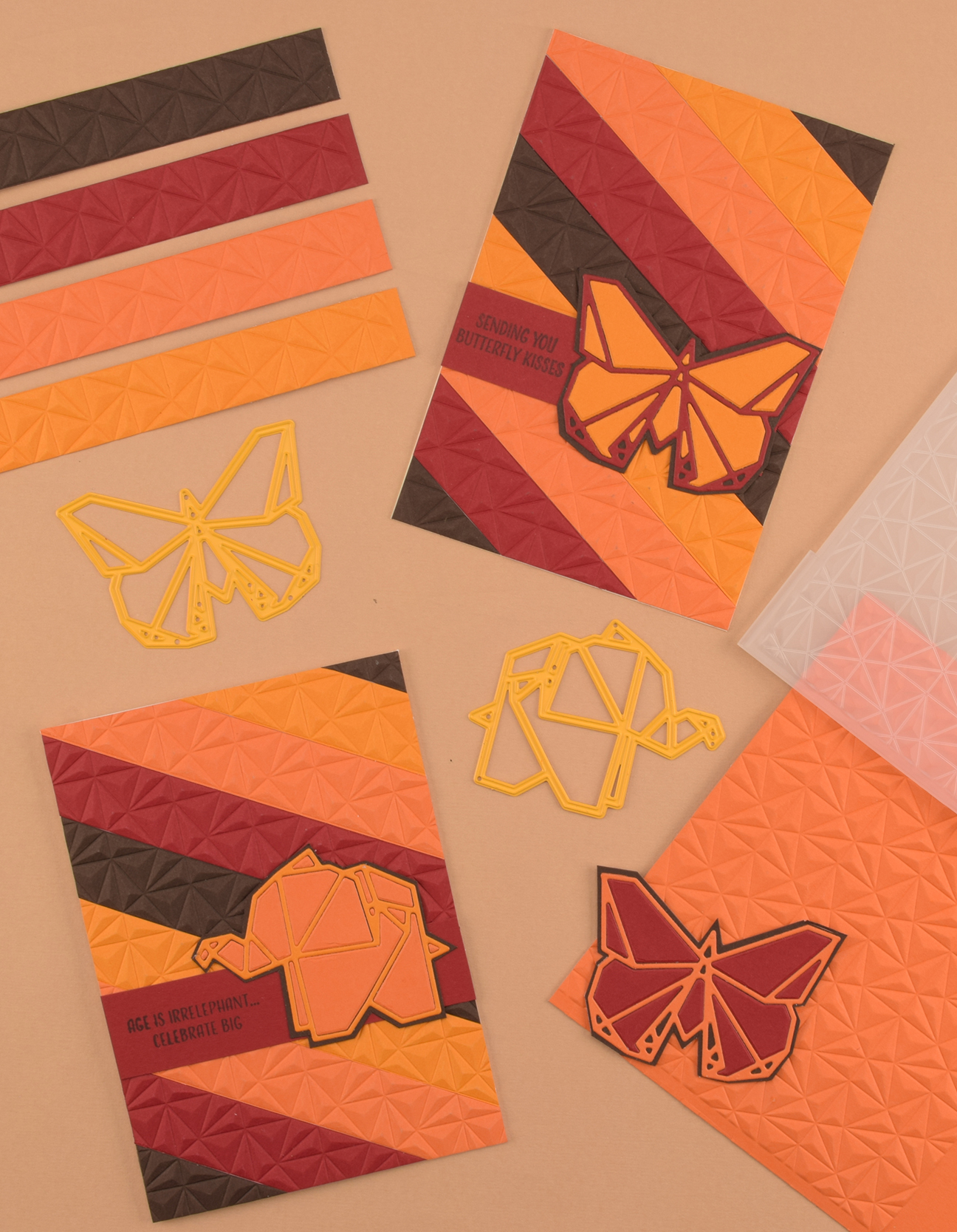 Tarjeta hecha a mano terminada con patrón geométrico diagonal y una mariposa decorativa.