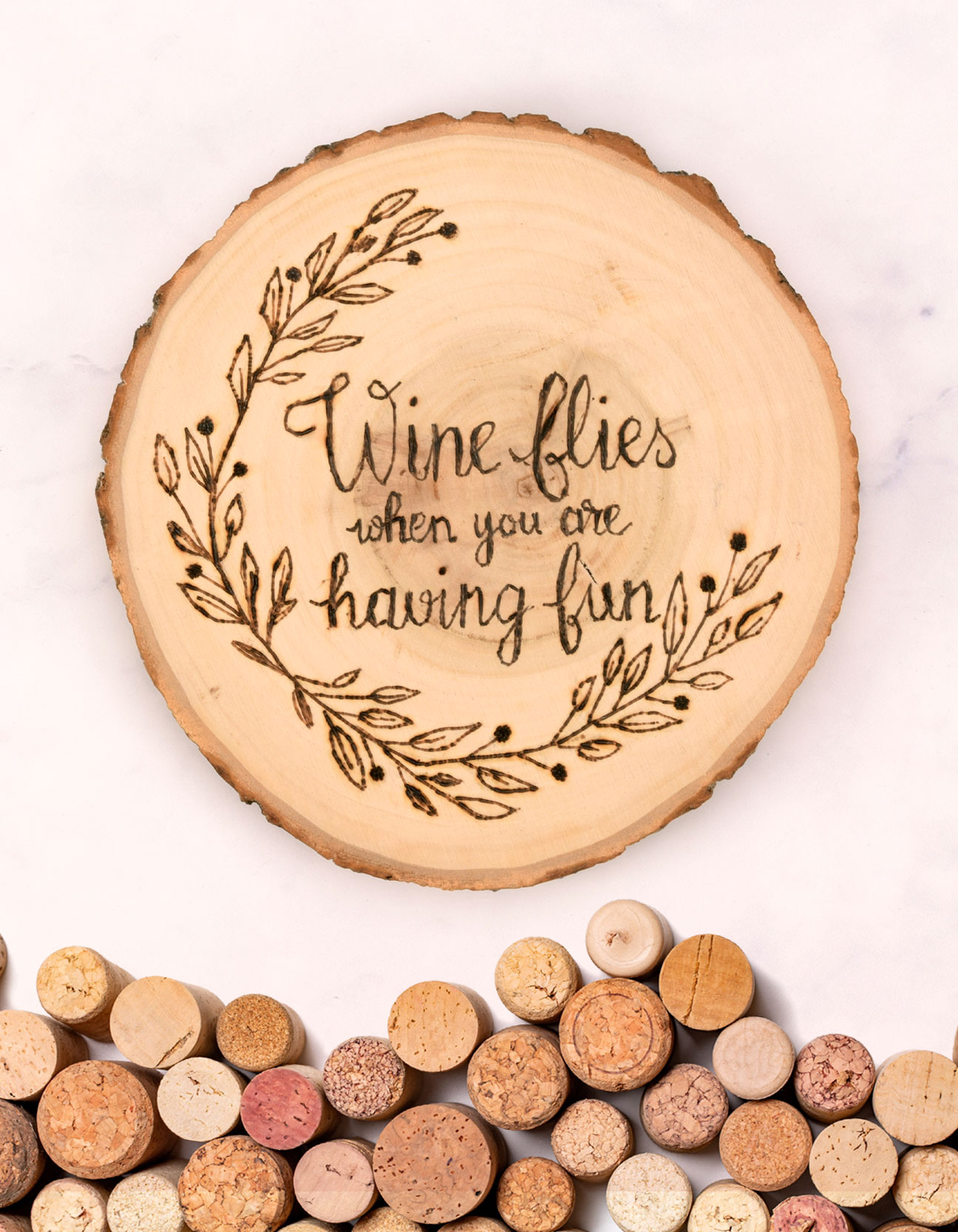 Rondelle de bois finalisée avec texte et couronne décorative en pyrogravure