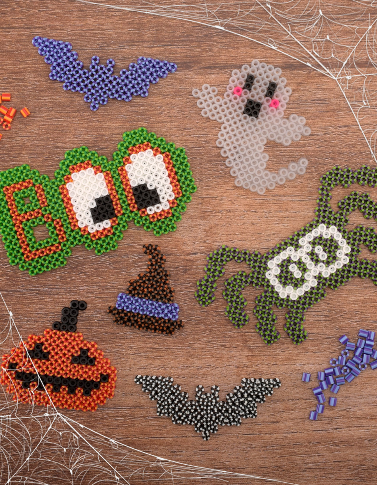 Decorazioni di Halloween finite con perline da stirare: zucca, fantasma, BOO, pipistrelli e cappello