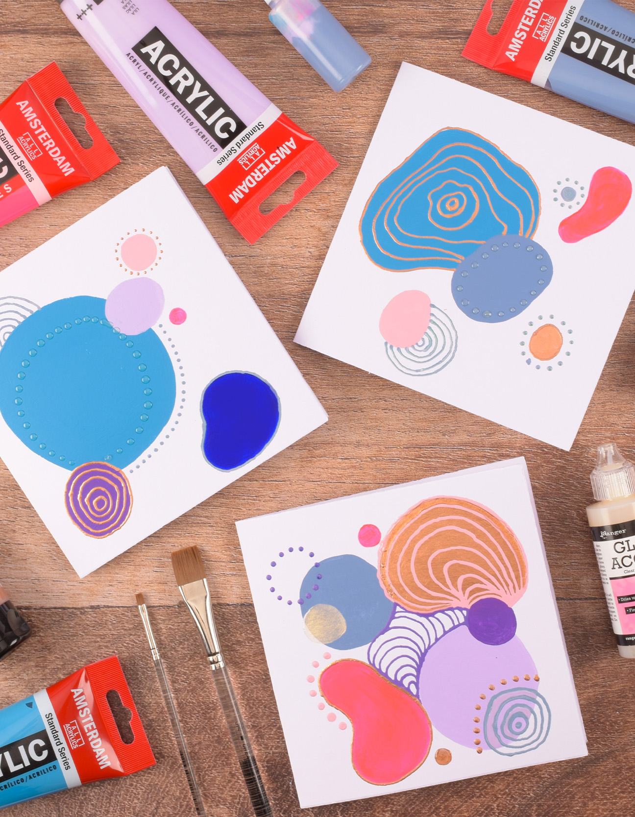 Conjunto de tarjetas artísticas hechas a mano con diseños abstractos en acrílico y detalles brillantes