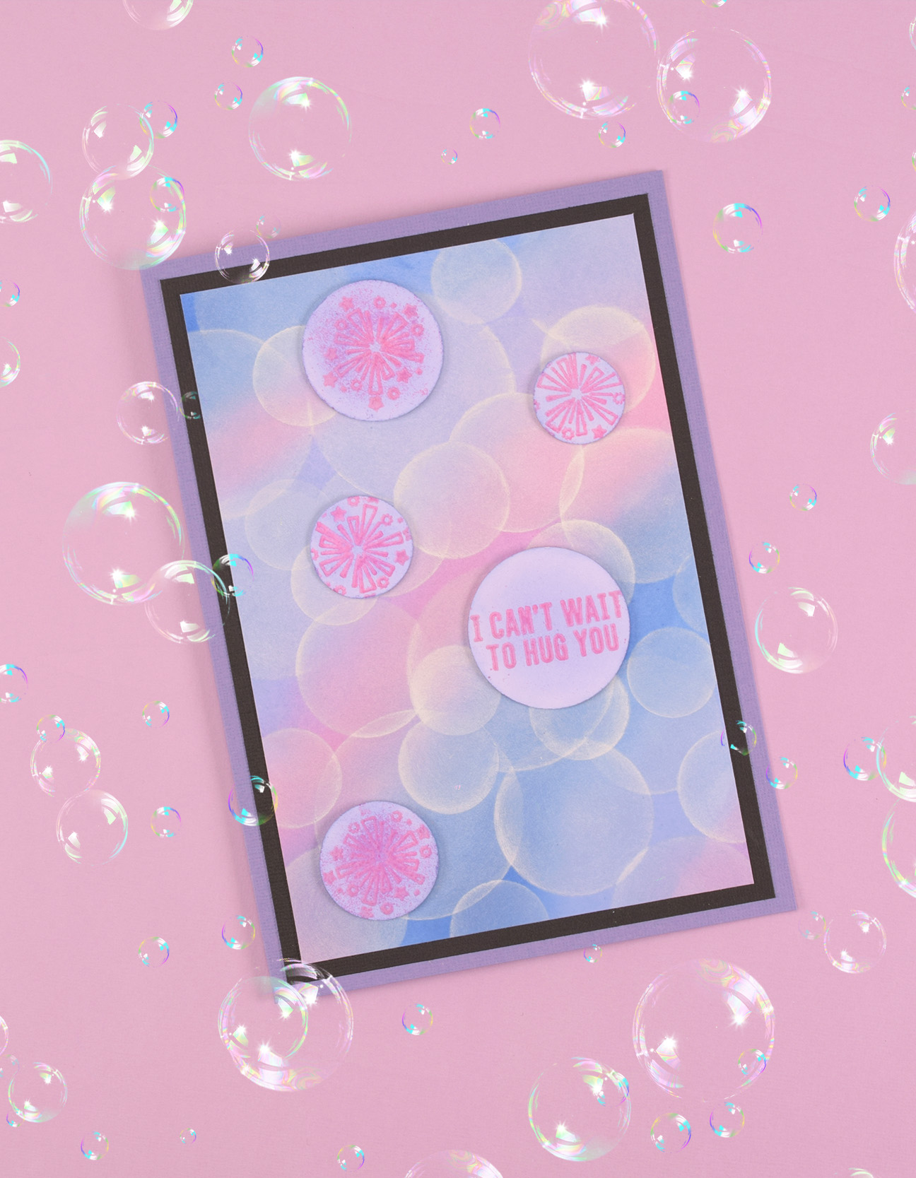 Eindresultaat handgemaakte bokeh kaart met zacht geblend inktachtergrond, geëmboste cirkels en roze tekst.