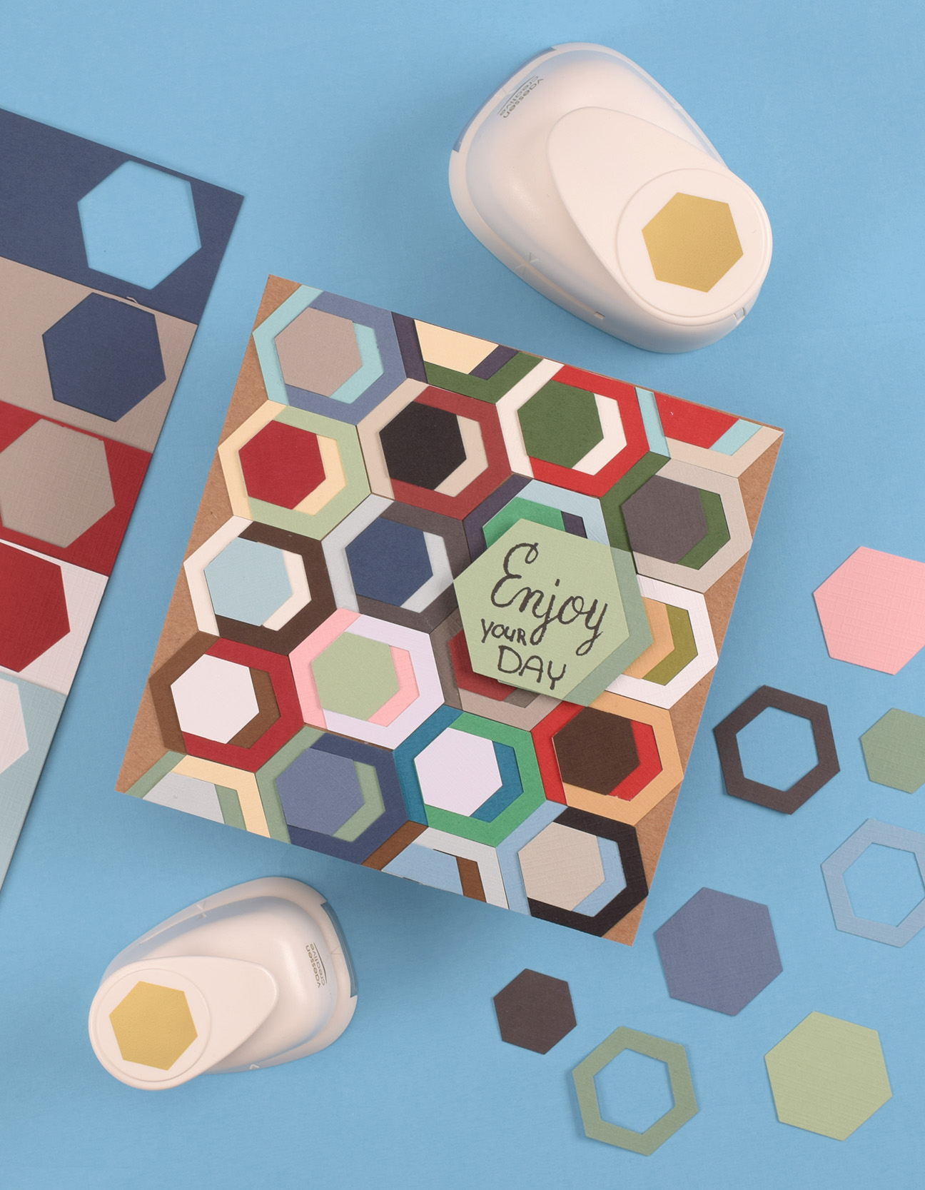 Carte faite main finalisée avec motif hexagonal coloré sur fond kraft et message manuscrit.