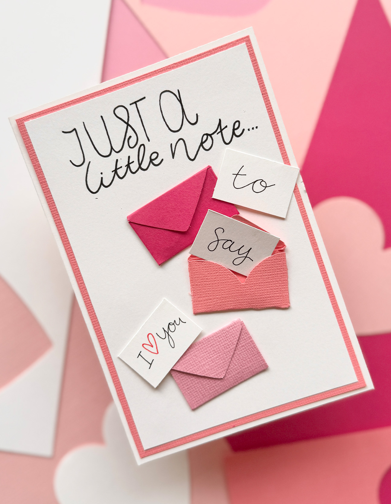 Tarjeta hecha a mano con mini sobres de corazones