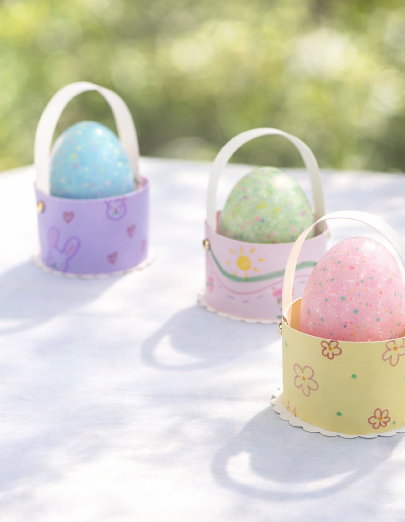 Cestitas de Pascua de papel terminadas con huevos decorados como manualidad casera y colorida de Pascua