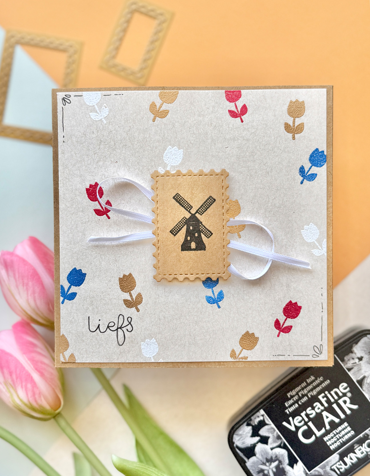 Afgewerkt Hollands kaartje met kraft lagen, geëmbosst tulpenpatroon, postzegel met molen en wit lint