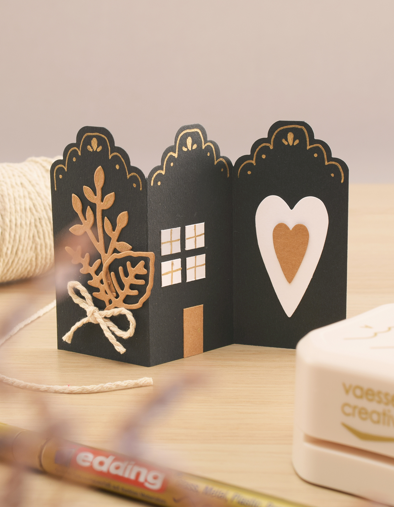 Casitas de papel DIY terminadas decoradas con detalles y adornos