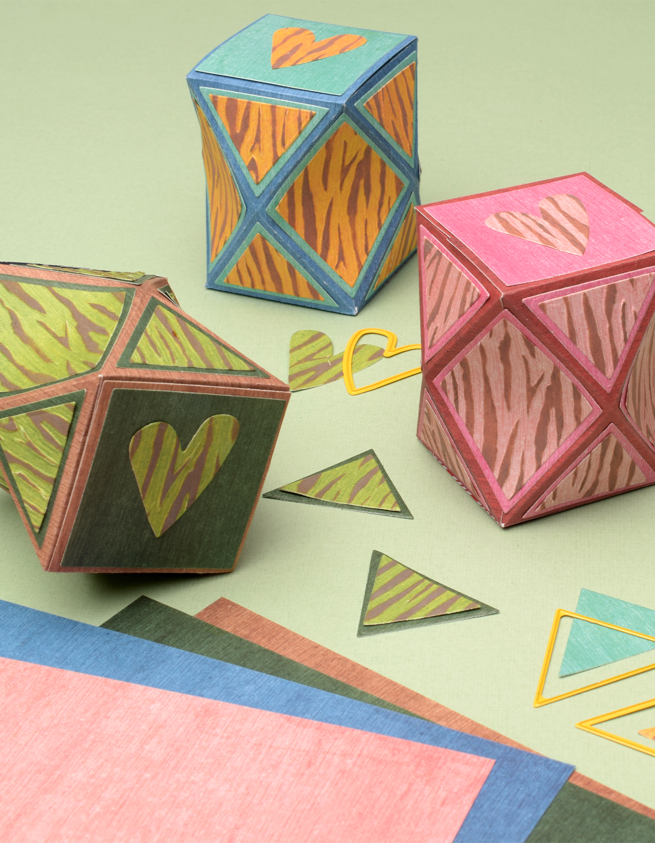 Scatole geometriche fai da te finite in vari colori con effetto legno e cuori