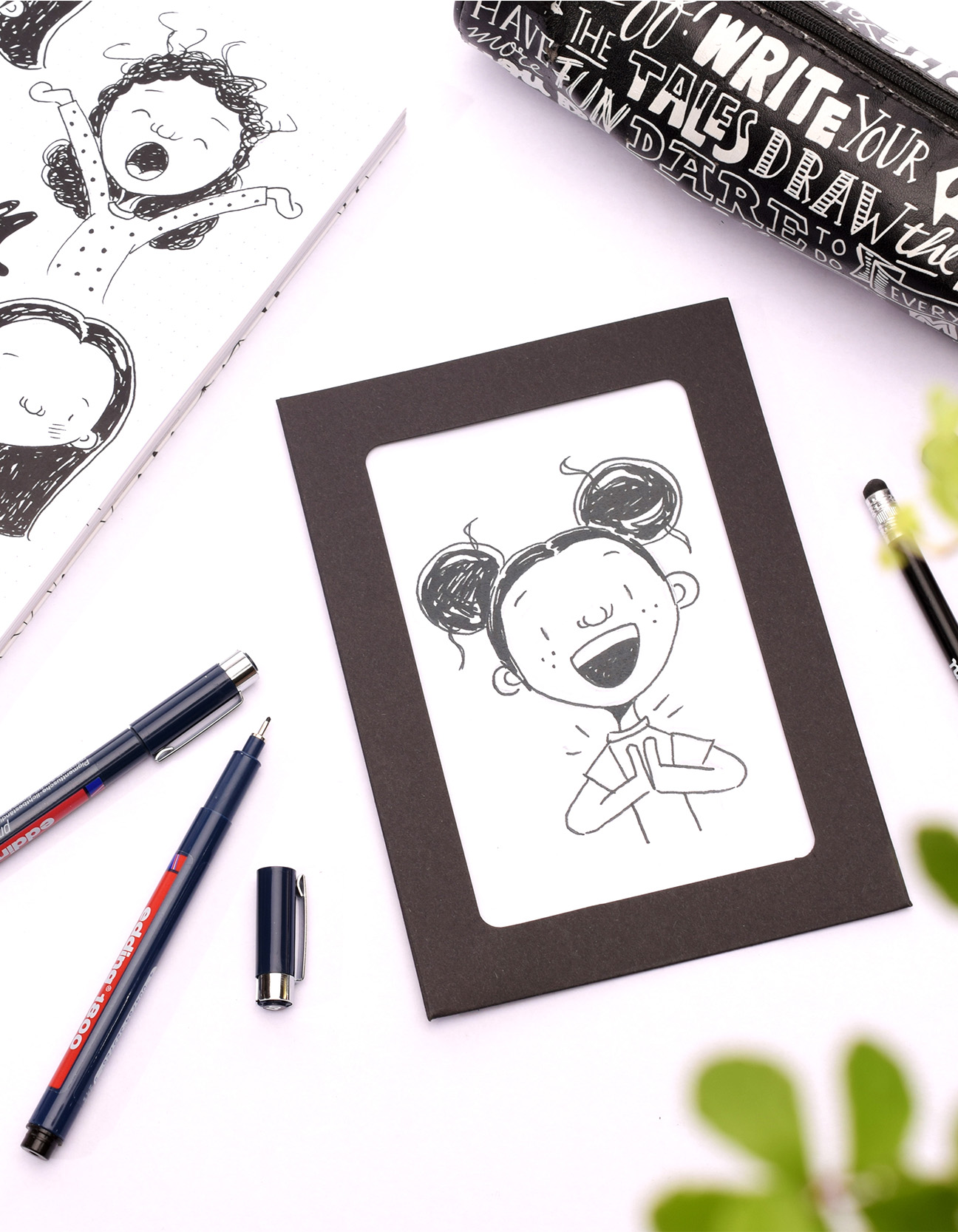 Disegno finito ragazza cartoon Paperfuel in passe-partout nero con fineliner e album da disegno.