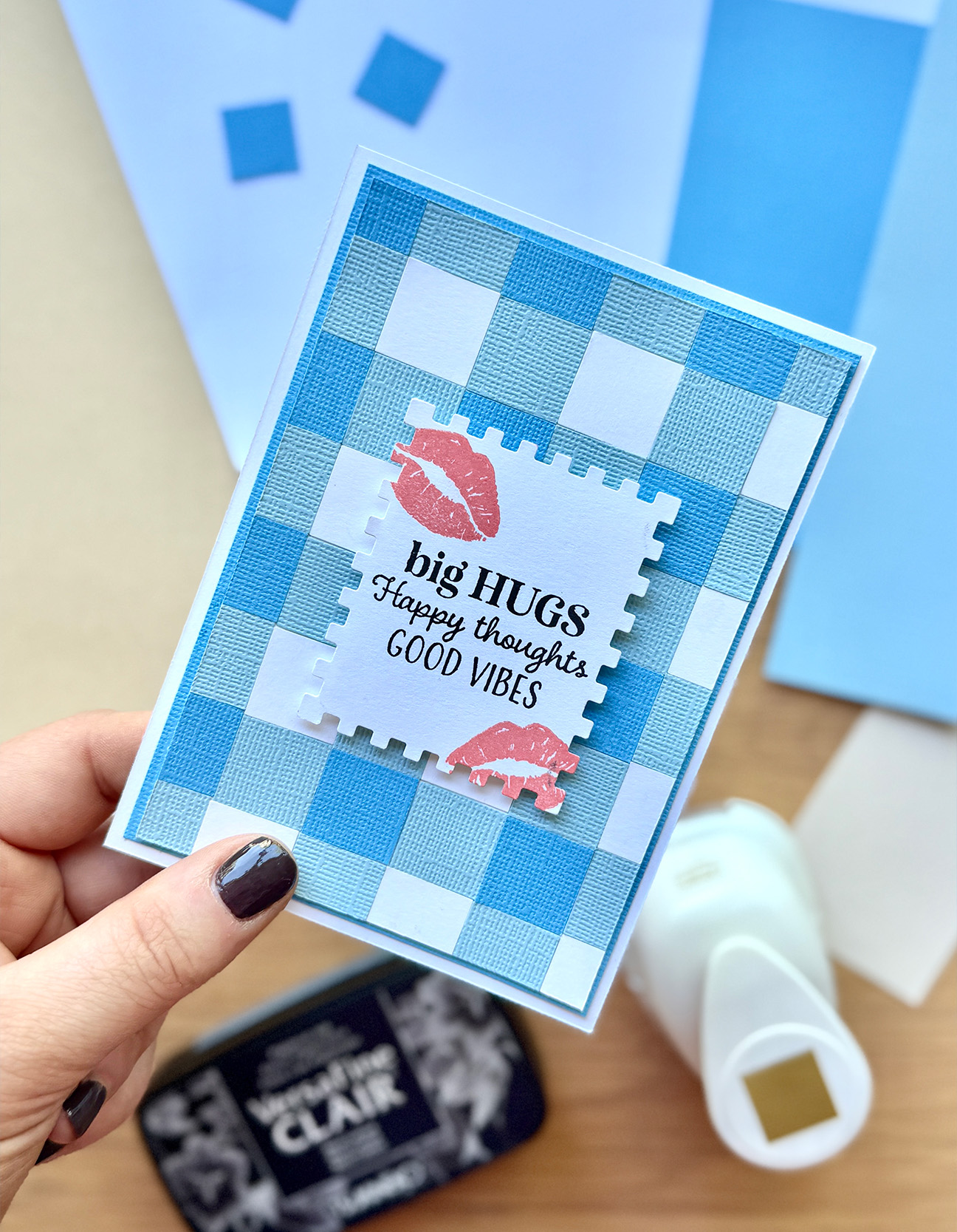Carte de vœux vichy bleue faite main avec étiquette timbre tamponnée et texte big hugs