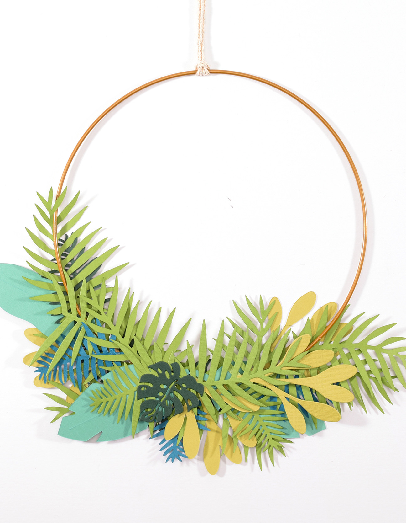 Fertiger botanischer Ring mit grünen Cardstock-Blättern und Kordel als handgemachte Home-Deko
