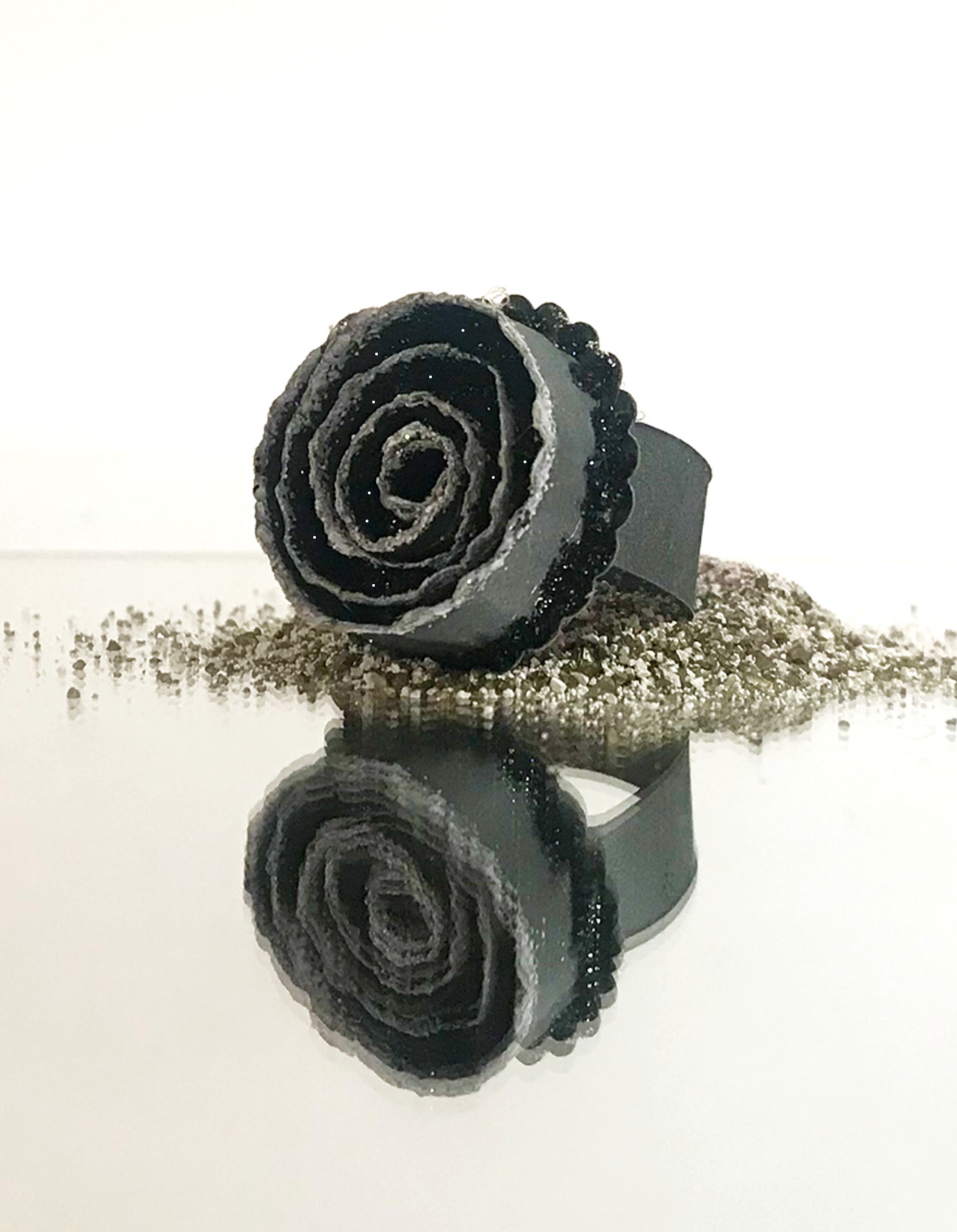 Bague en papier terminée avec papier noir enroulé, bords embossés et détails scintillants Diamond Stickles
