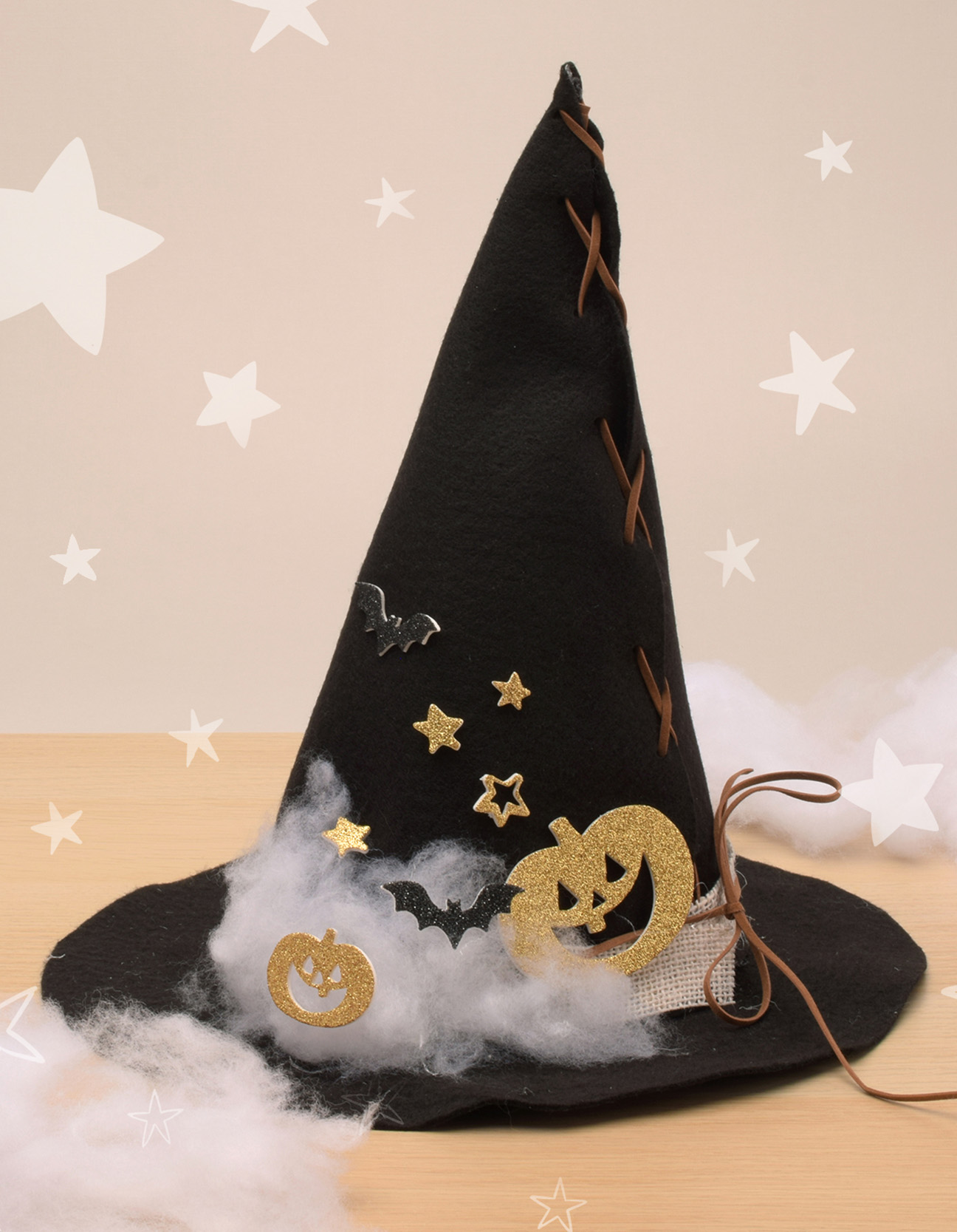 Fertiger handgemachter Halloween-Hexenhut aus schwarzem Filz mit Kürbissen, Fledermäusen, Sternen, Band und Kunstschnee