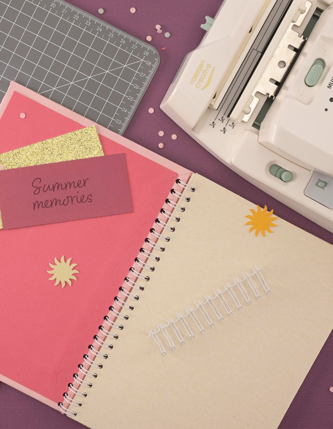 Scrapbook A5 fatto a mano con copertina rosa, spirale e decorazione summer memories