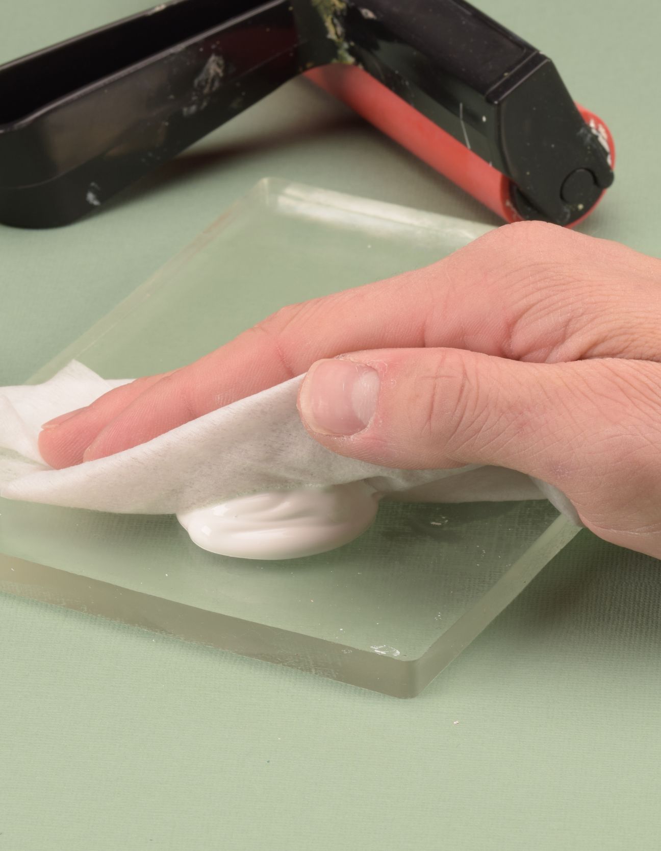 Gel Press plate schoonmaken met een zachte doek na acrylverf voor betere gel printing resultaten