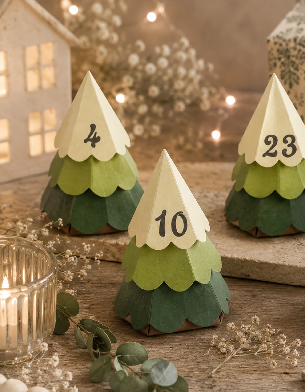 Calendrier de l’Avent DIY terminé avec mini sapins de Noël en cardstock, numéros de l’Avent et décoration festive