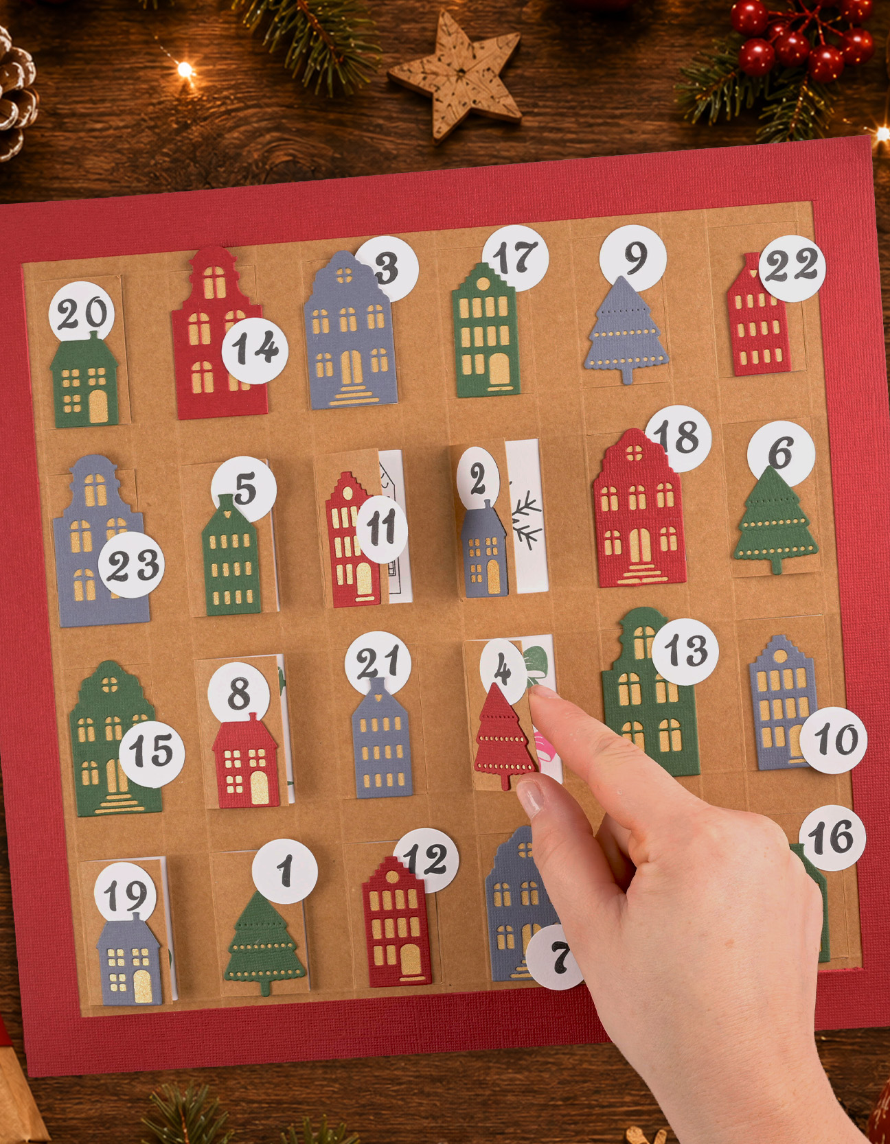 Calendario de Adviento navideño hecho a mano con 24 puertas, casitas troqueladas, números y decoración festiva