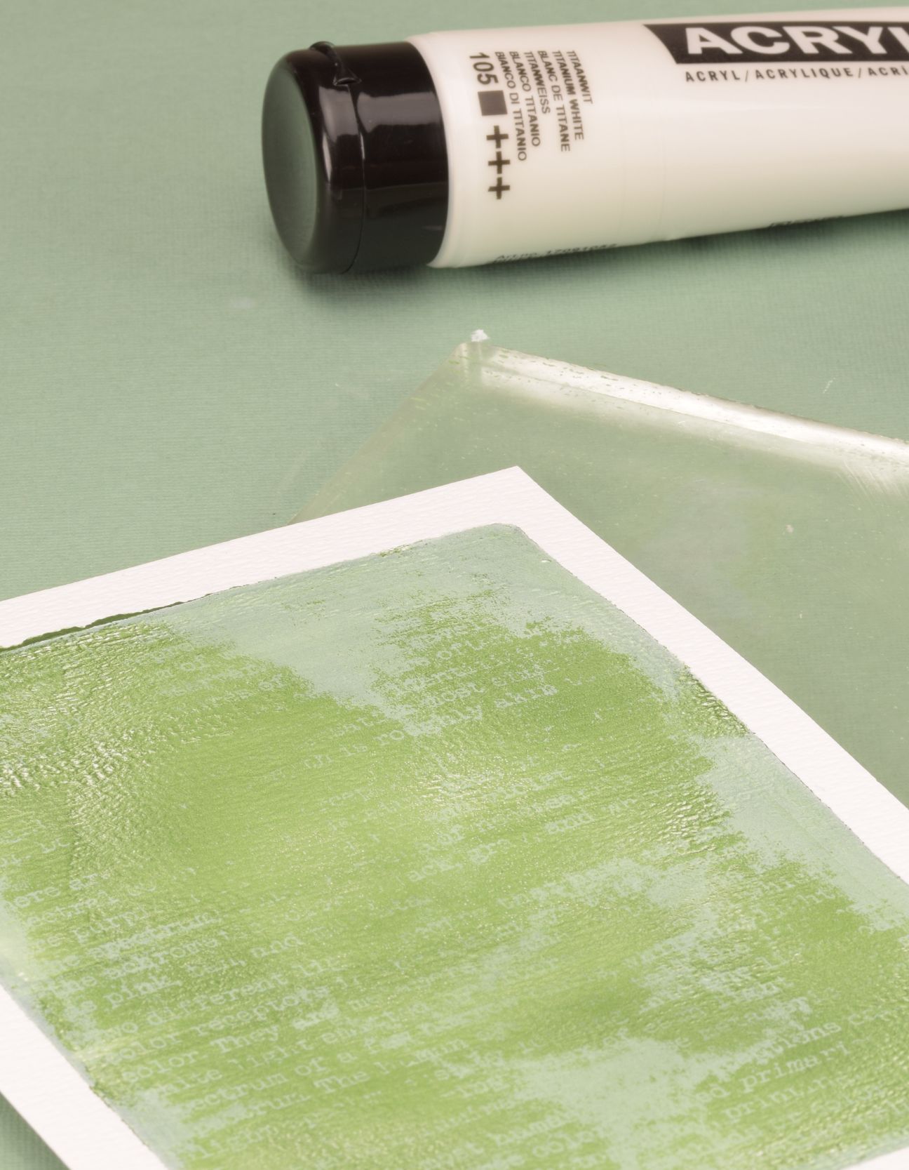 Gelli plate con pintura acrílica y fondo verde de gel printing sobre papel