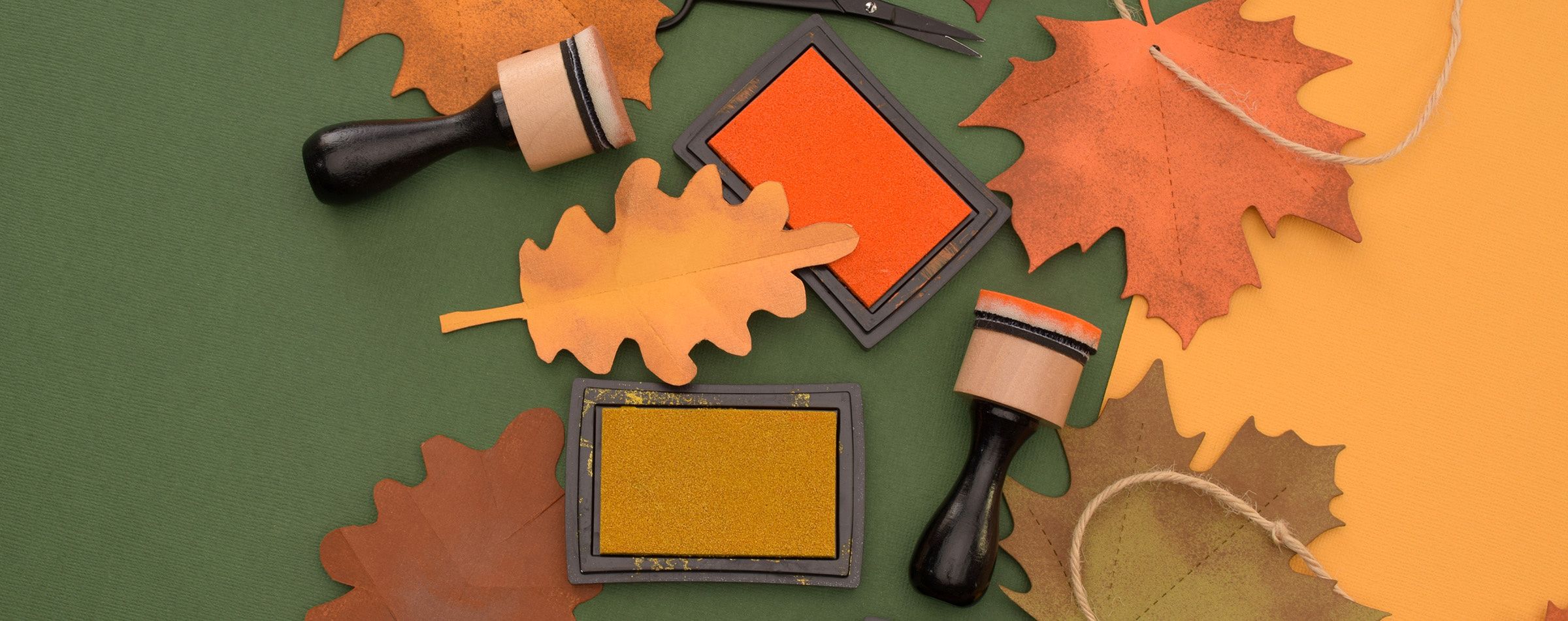 Ontdek de leukste herfst knutselideeën: Knutsel herfstbladeren met papier en inkt in warme herfstkleuren.