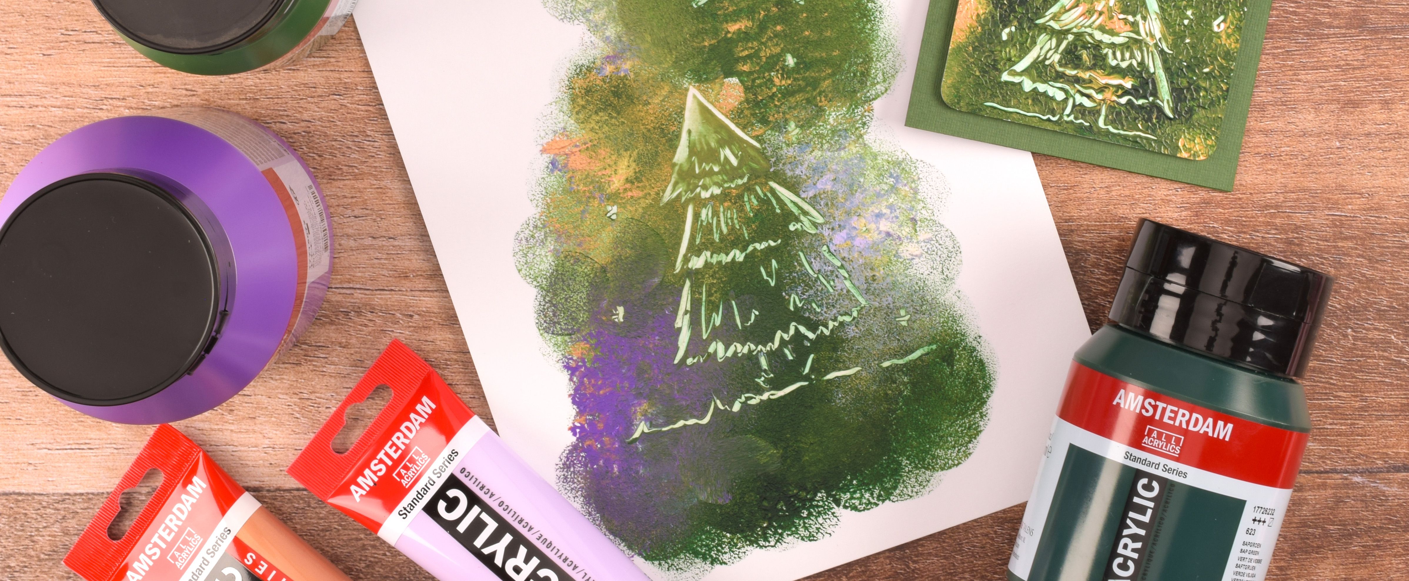 Acrylverf geëtste kerstboom op kunstpapier, in winterse tinten zoals smaragdgroen en goud, voor een minimalistisch kunstwerk.